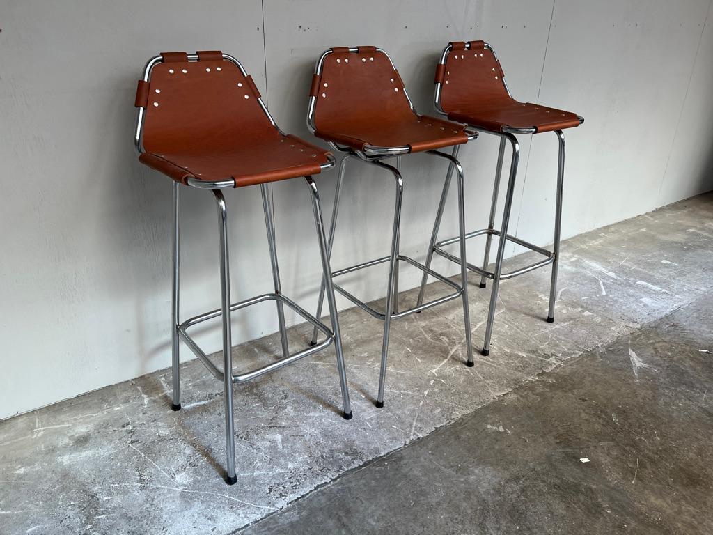 1960's Vintage 3x Original Lederhocker von Charlotte Perriand für Les Arcs (Moderne der Mitte des Jahrhunderts) im Angebot