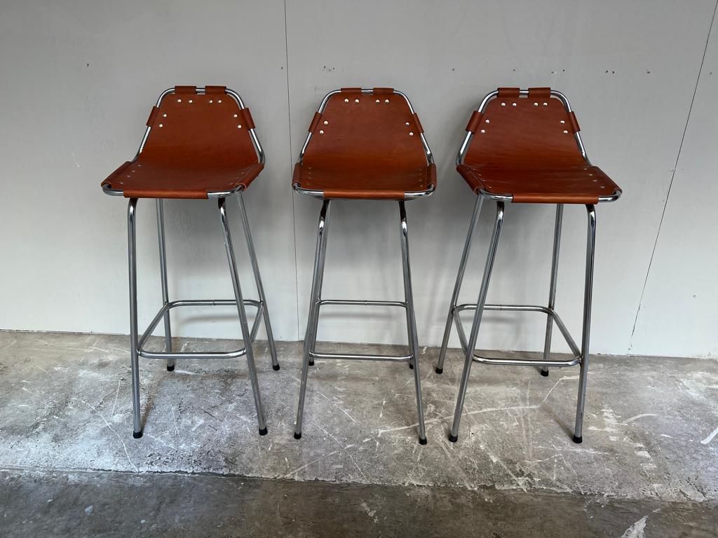 1960's Vintage 3x Original Lederhocker von Charlotte Perriand für Les Arcs (Französisch) im Angebot