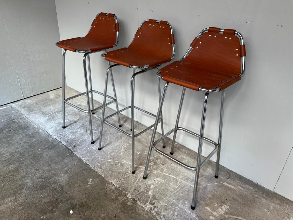 1960's Vintage 3x Original Lederhocker von Charlotte Perriand für Les Arcs im Zustand „Gut“ im Angebot in Markington, GB