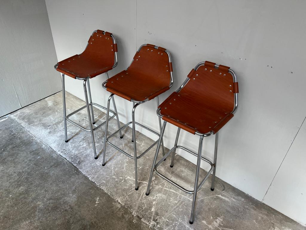 1960's Vintage 3x Original Lederhocker von Charlotte Perriand für Les Arcs (20. Jahrhundert) im Angebot