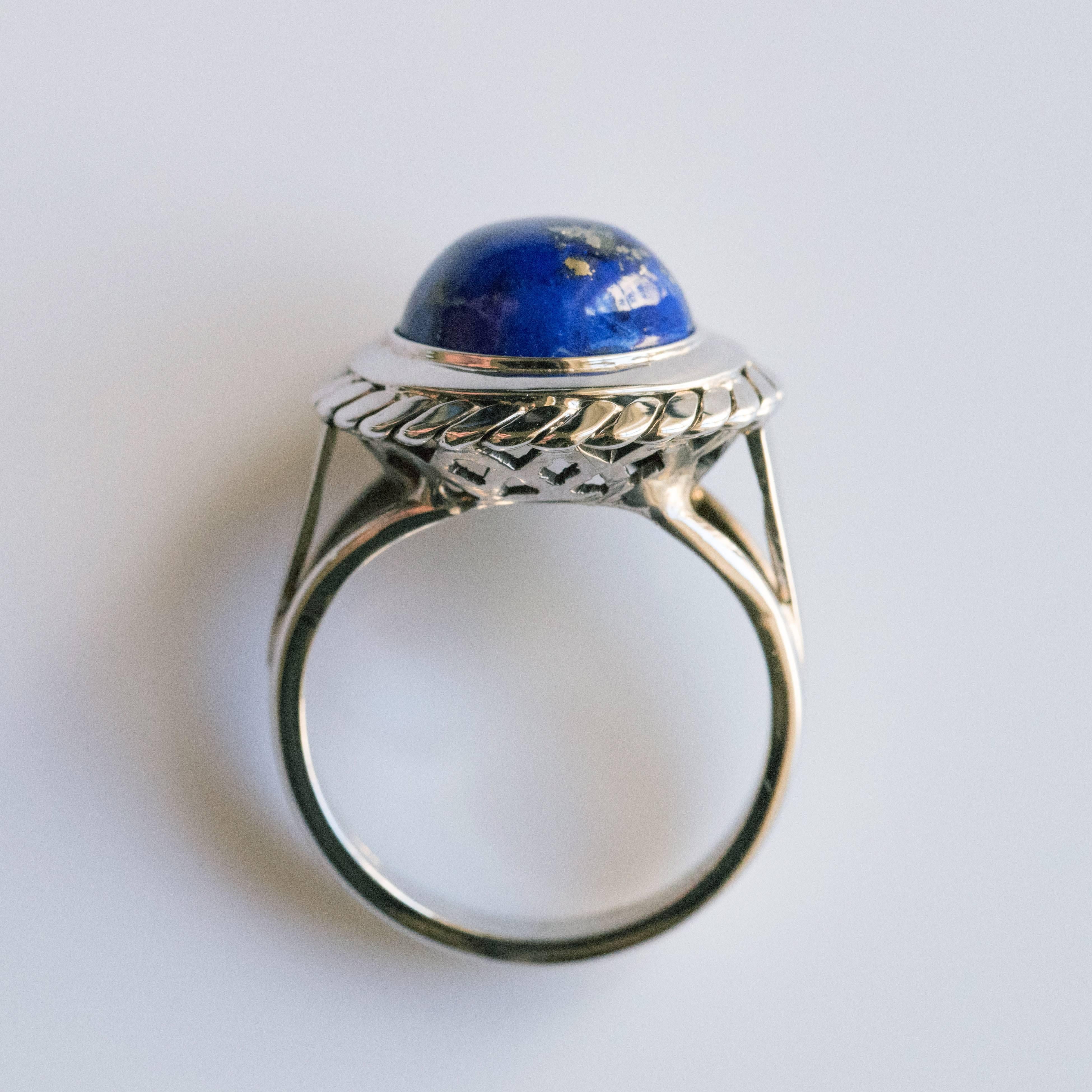 1960s Vintage 4, 76 Carat Lapis Lazuli White Gold ring For Sale 2