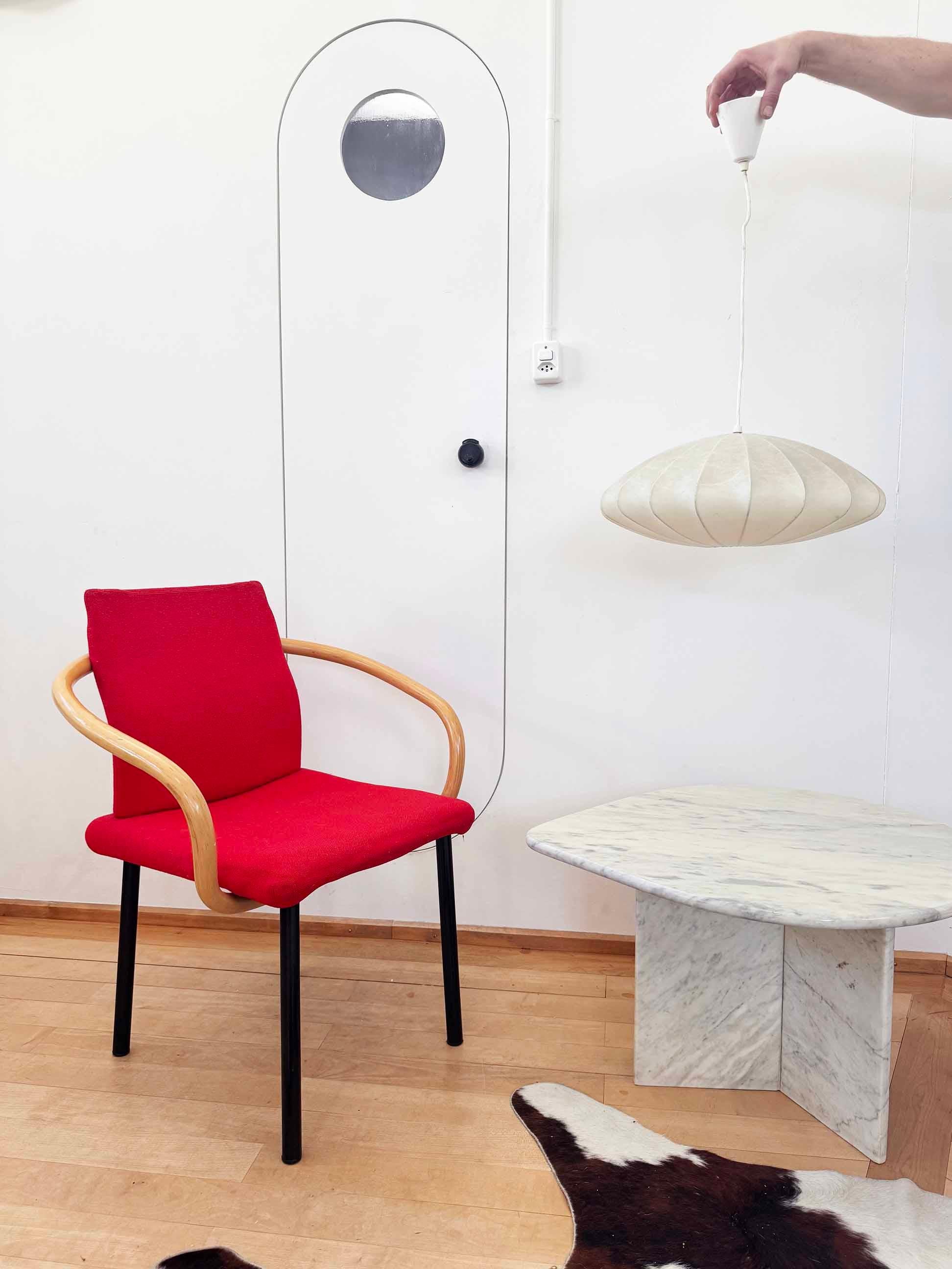 Dieser atemberaubende Anhänger aus der Mitte des Jahrhunderts, der in den 1960er Jahren von Achille Castiglioni in Italien entworfen wurde, ist wie ein Diamant geformt und hat ein unverwechselbares Kokon-Design.  

Dieser seltene und exquisite