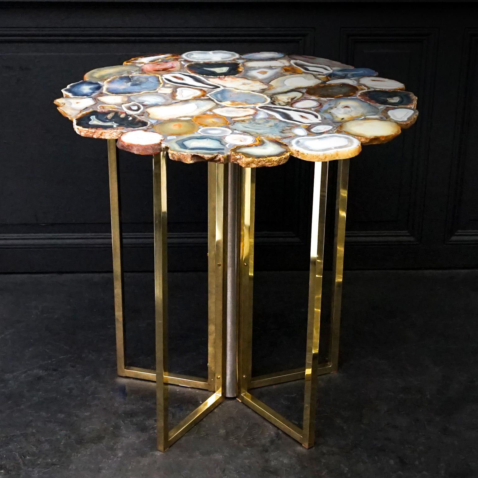 Perfect luxurious and colorful, 1960s smooth agate tabletop.
Very pretty gemstone sliced top with shiny brass and chrome legs.

This would be the perfect eyecatcher in any interior.