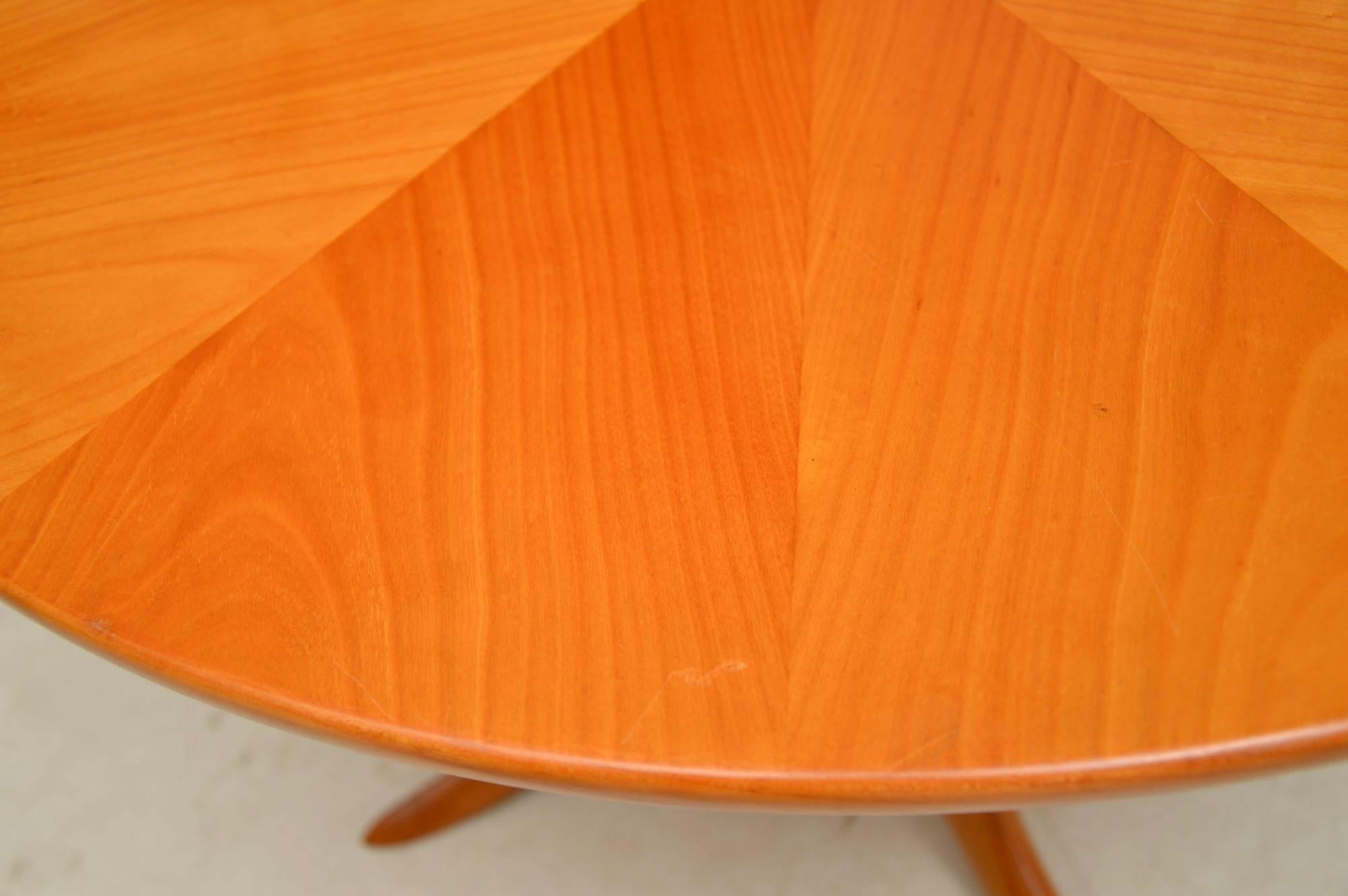 1960's Vintage 'Alma' Coffee Table in Elm In Good Condition For Sale In London, GB