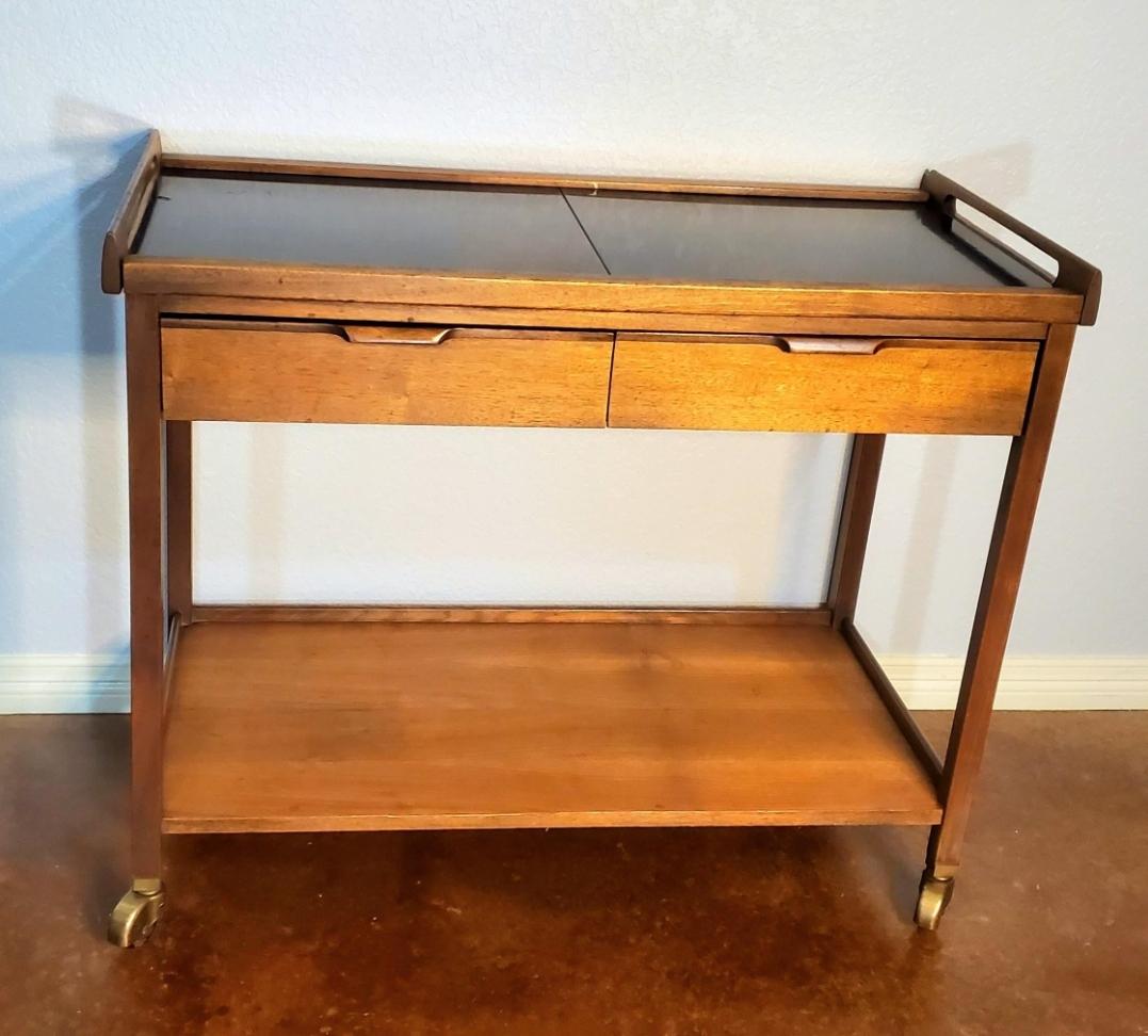 1960s Vintage American of Martinsville Expandable Rolling Bar Cart For Sale 5