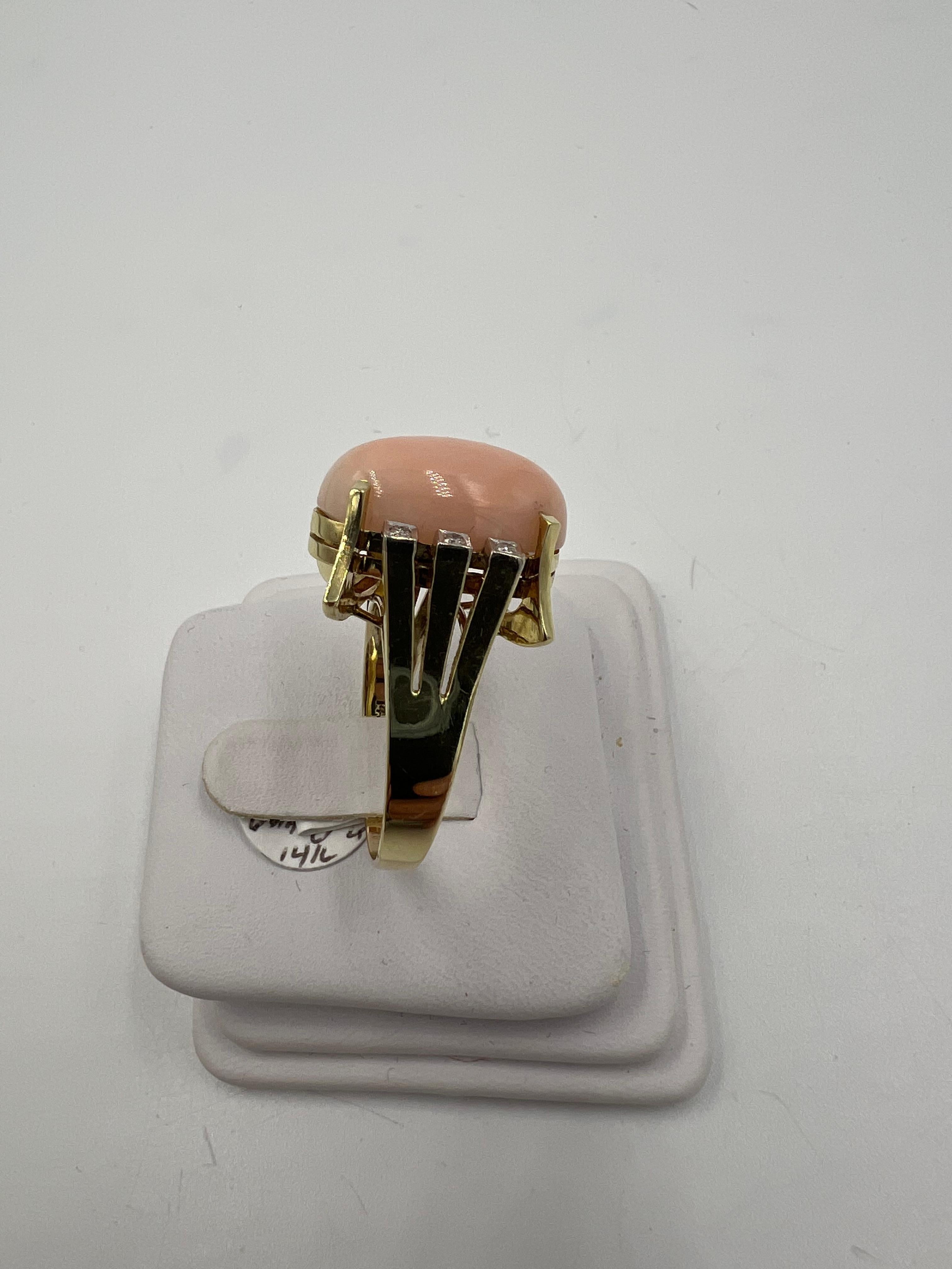 Women's or Men's 1960s Vintage Angel Skin Coral Diamond 14k Yellow Gold Ring Size 10 For Sale