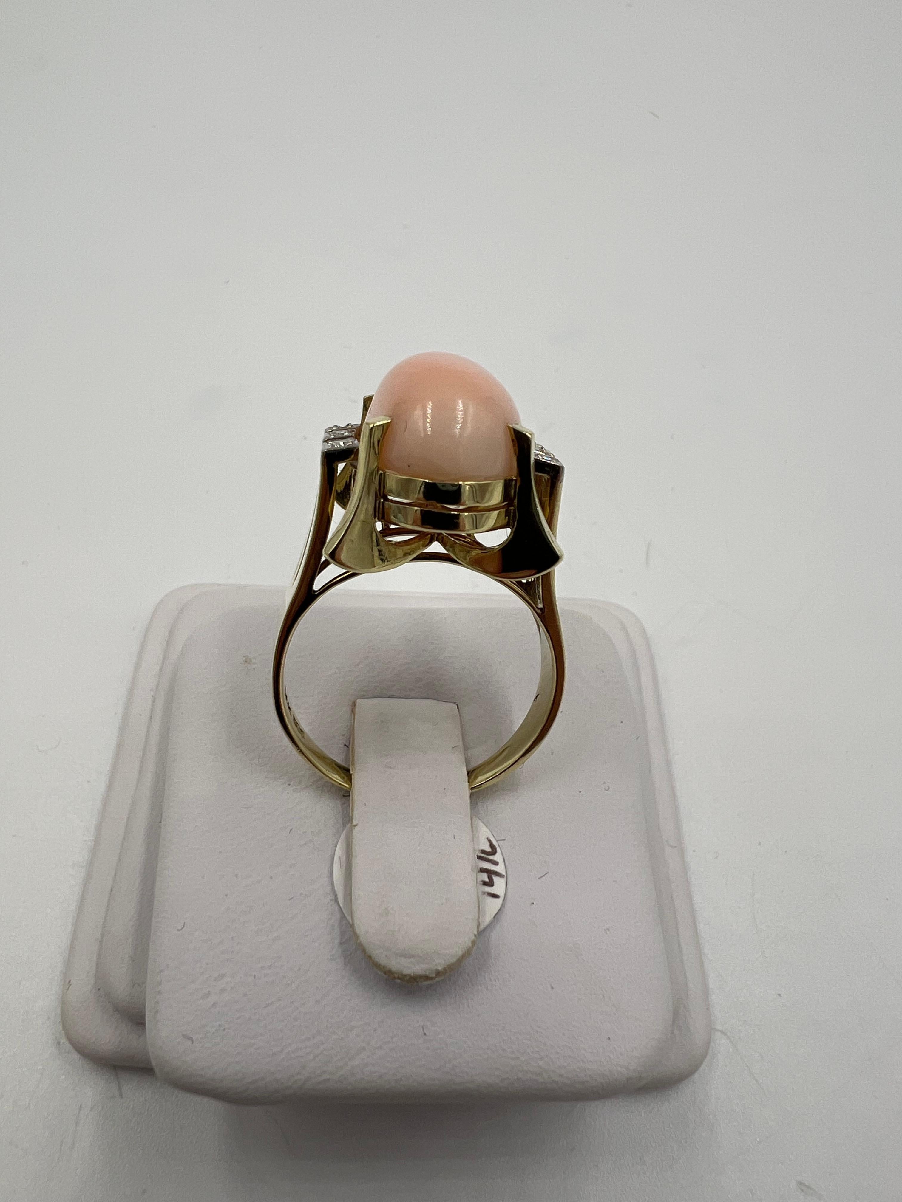 1960s Vintage Angel Skin Coral Diamond 14k Yellow Gold Ring Size 10 For Sale 2