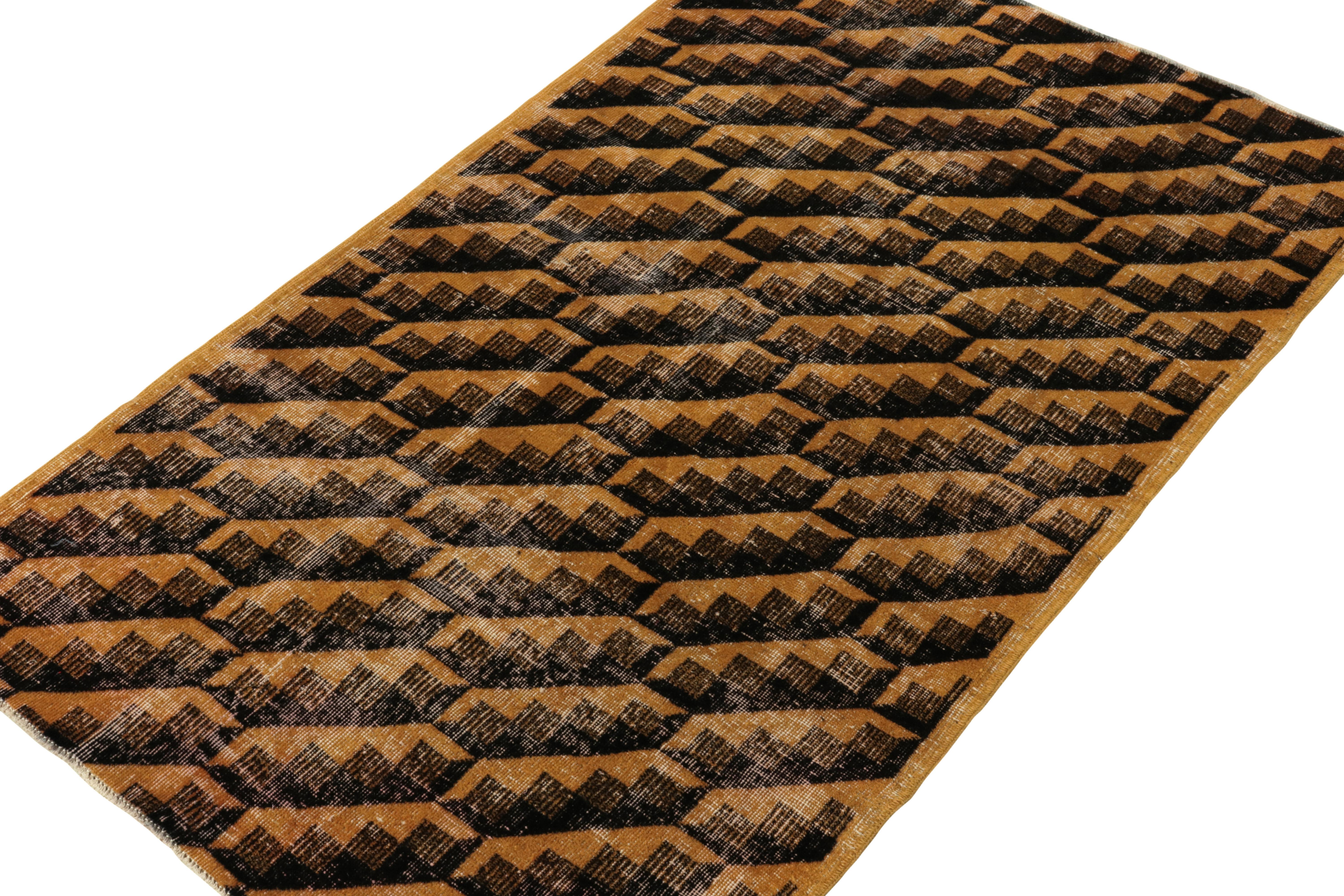 1960er Vintage Art Deco Distressed Teppich in Gold, Schwarz Geometrisches Muster (Art déco) im Angebot