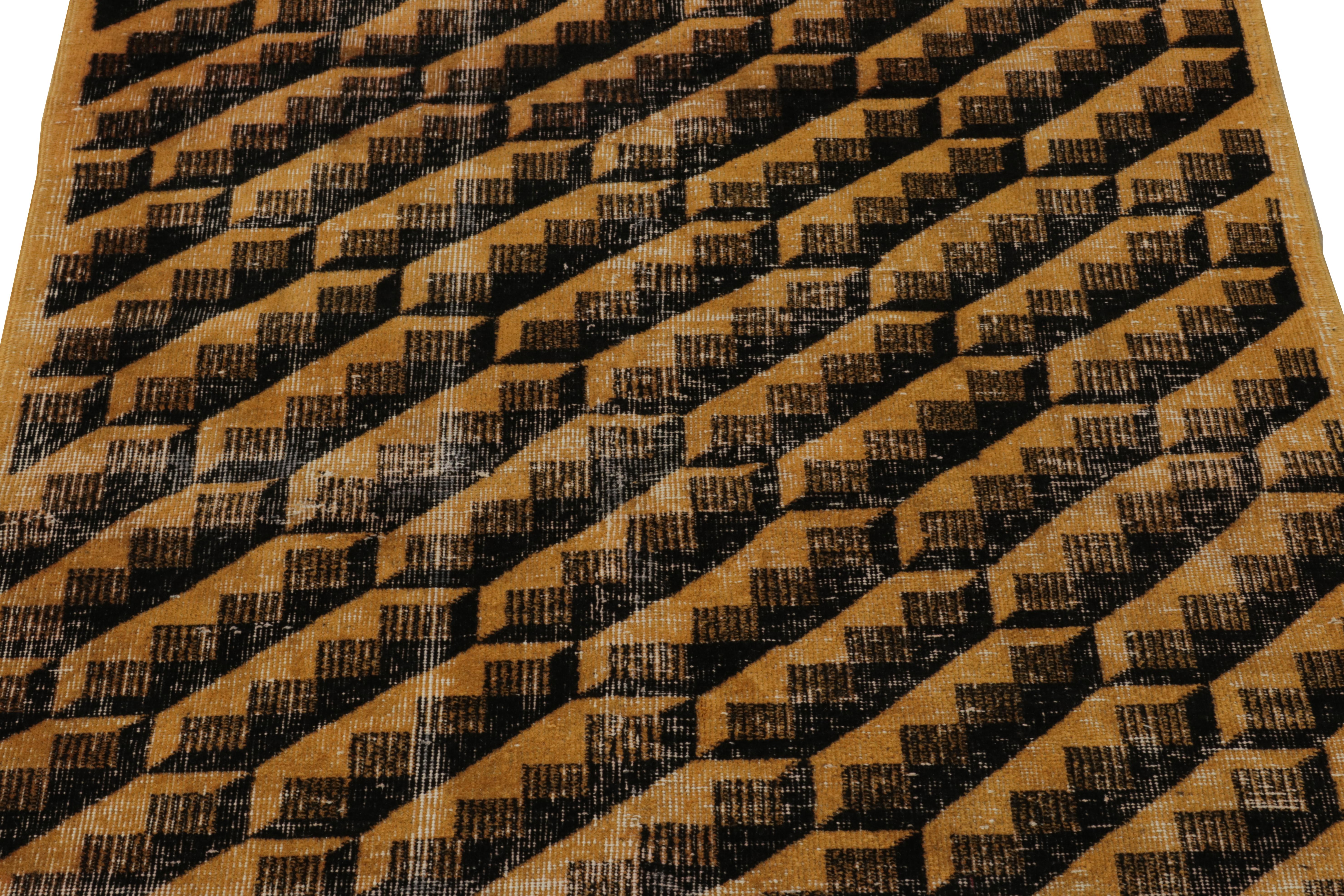 1960er Vintage Art Deco Distressed Teppich in Gold, Schwarz Geometrisches Muster (Türkisch) im Angebot