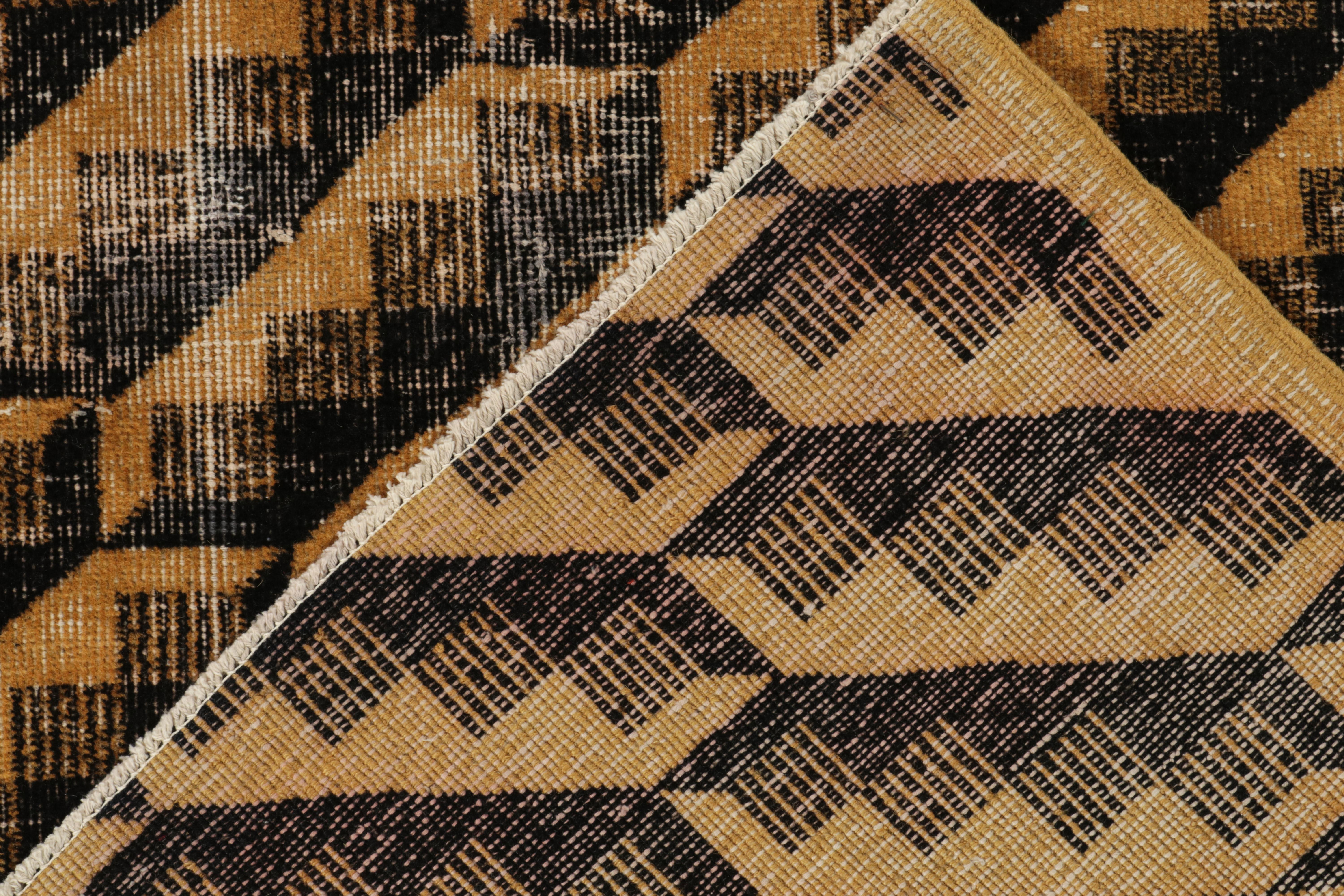 1960er Vintage Art Deco Distressed Teppich in Gold, Schwarz Geometrisches Muster (Handgeknüpft) im Angebot