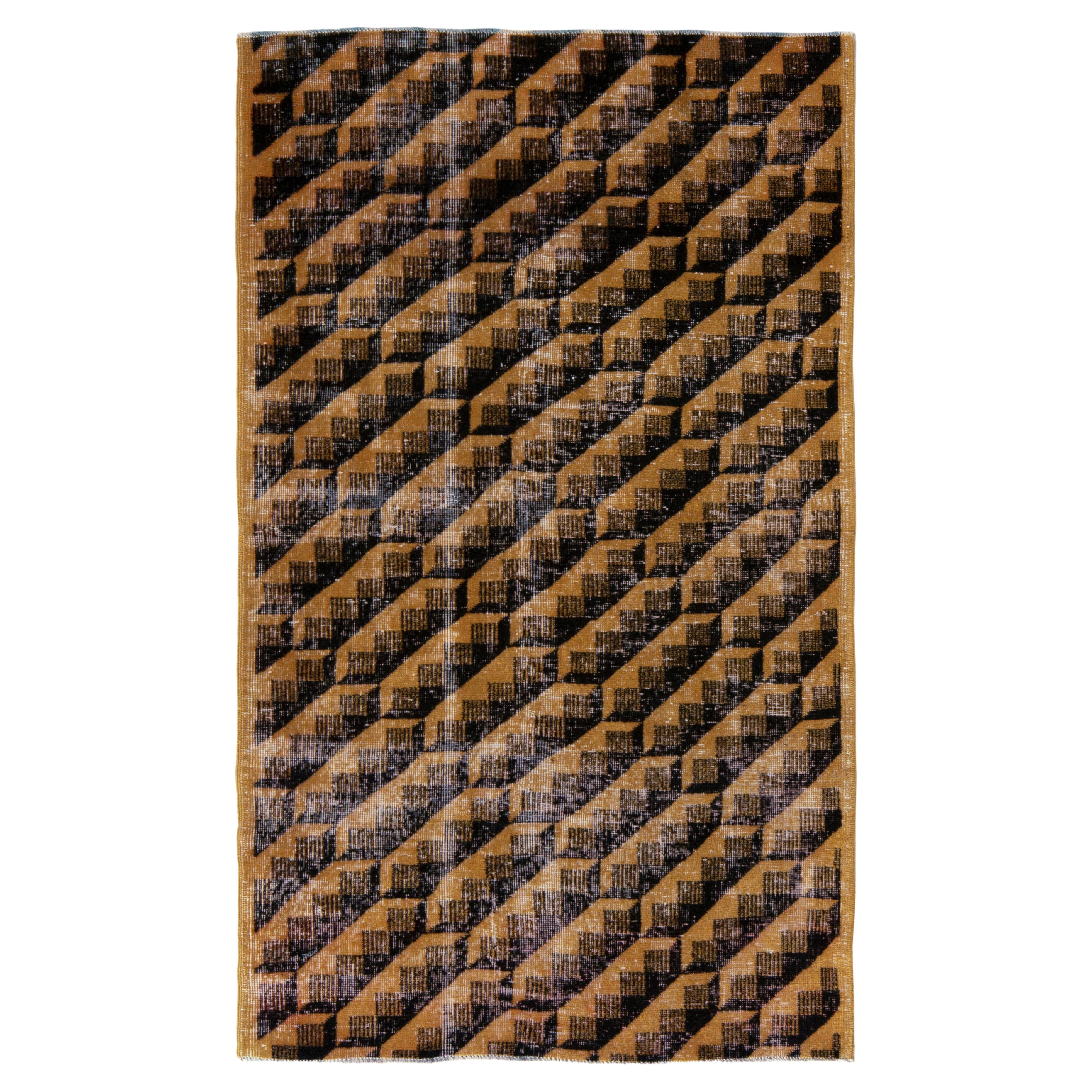 1960er Vintage Art Deco Distressed Teppich in Gold, Schwarz Geometrisches Muster im Angebot