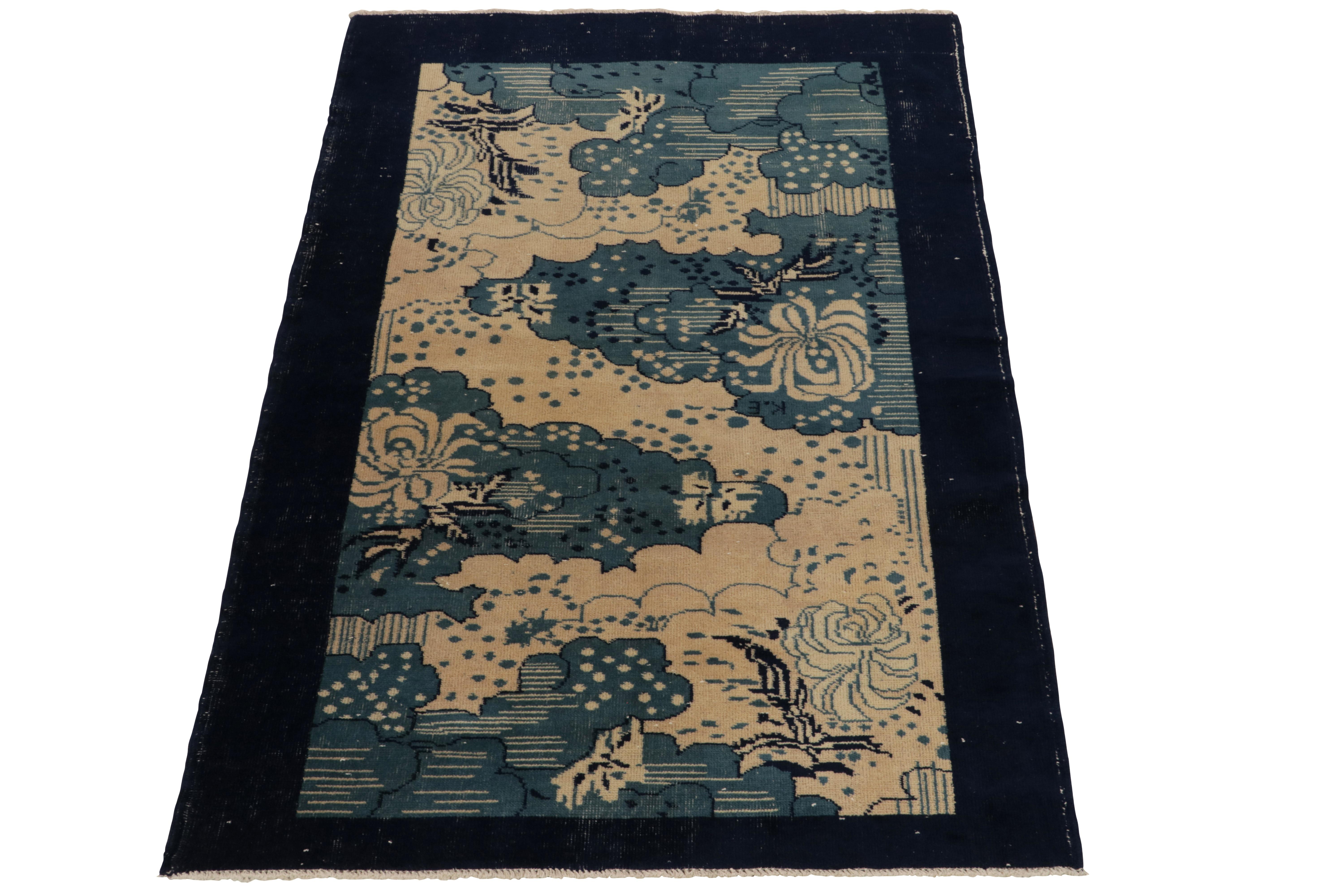 Noué à la main en laine de Turquie vers 1960-1970, ce tapis Art Déco 4x7 de lignée iconique fait partie de la collection Pasha du milieu du siècle de Rug & Kilim. Commémorant la collection d'œuvres d'un artiste turc multidisciplinaire de cette