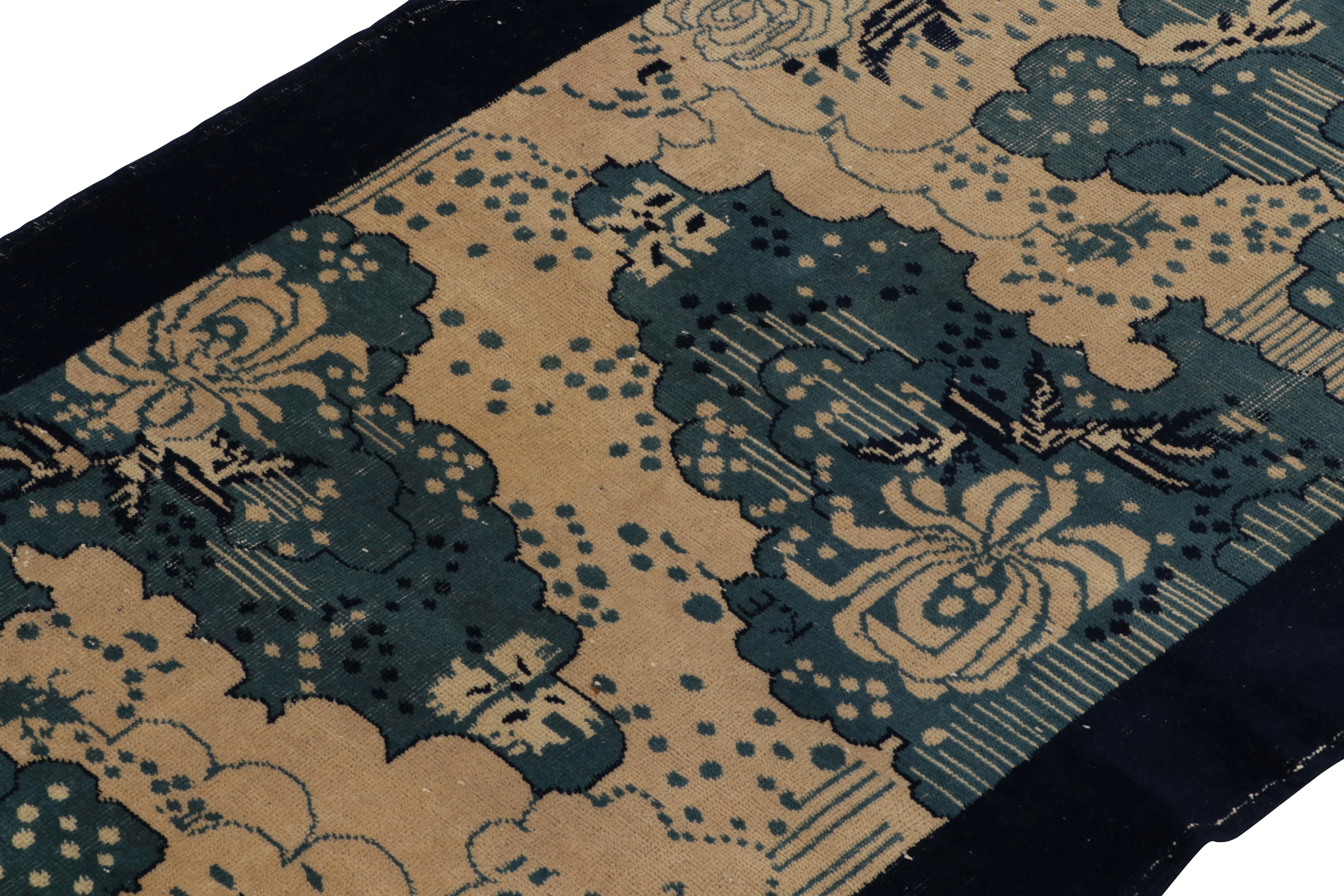 Turc Tapis Art Déco vintage des années 1960, bleu, crème, motif floral vieilli, par Rug & Kilim en vente