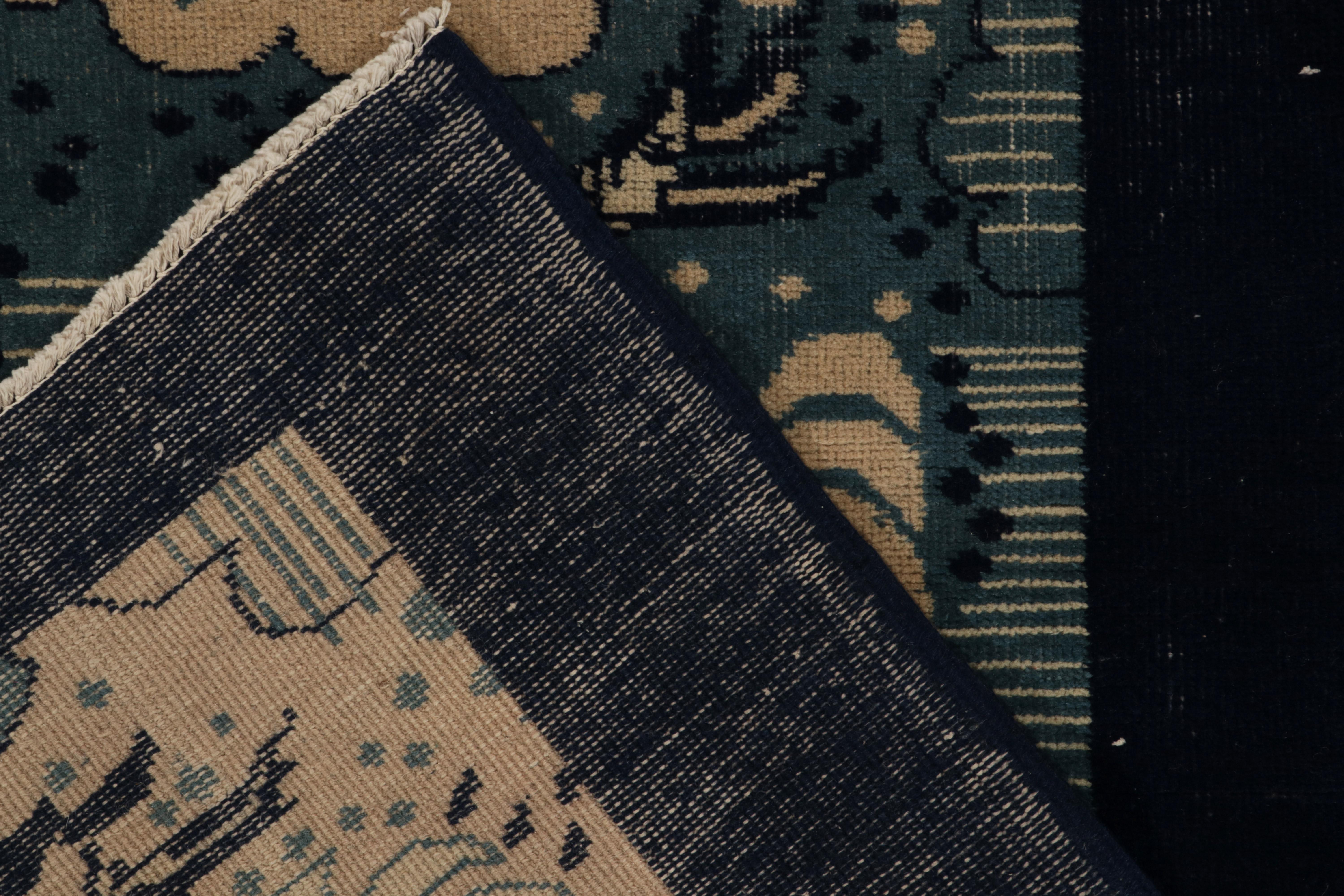 Milieu du XXe siècle Tapis Art Déco vintage des années 1960, bleu, crème, motif floral vieilli, par Rug & Kilim en vente