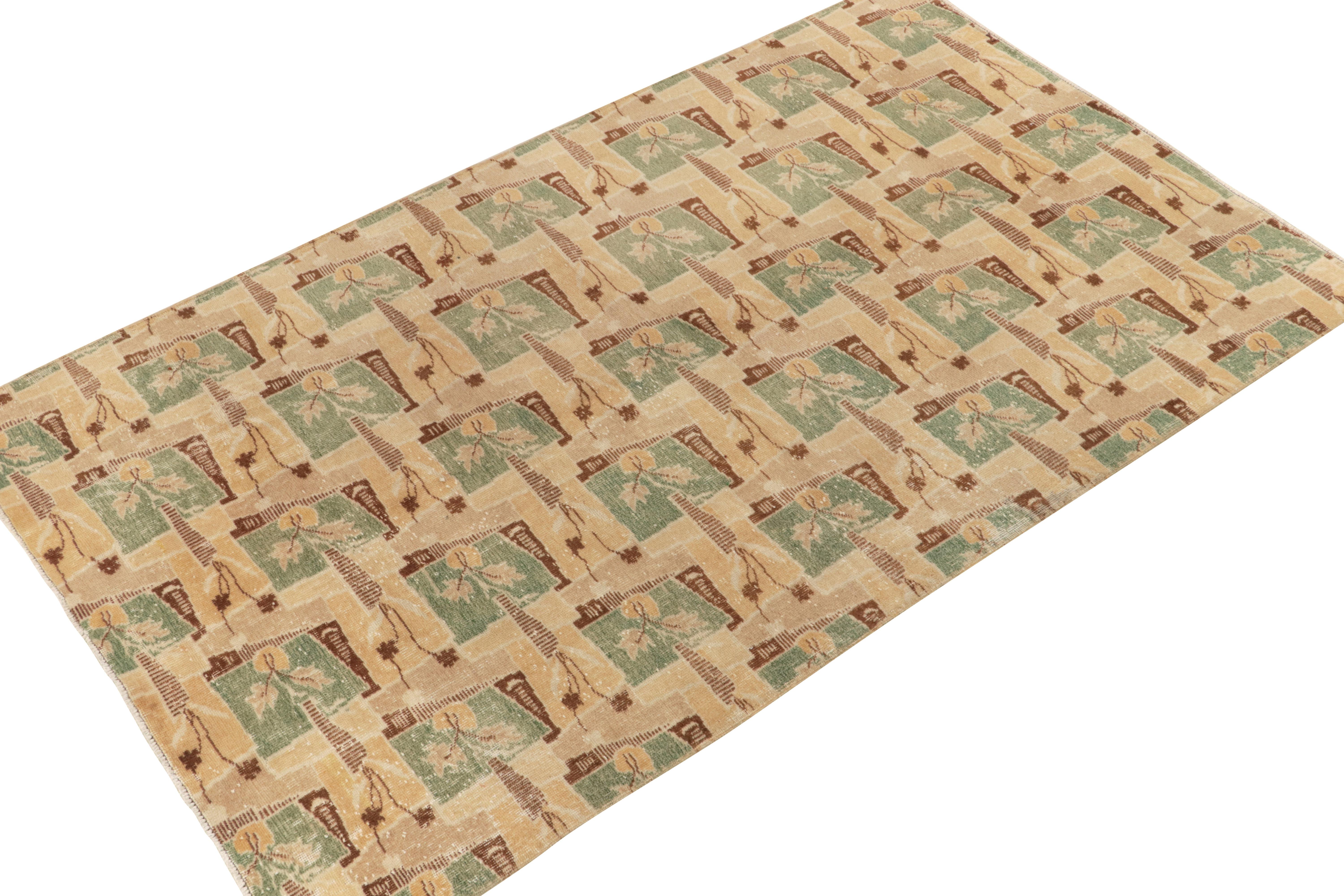Vintage-Art-déco-Teppich aus den 1960er Jahren in Beige, Grün und geometrischen Mustern von Teppich & Kelim (Art déco) im Angebot