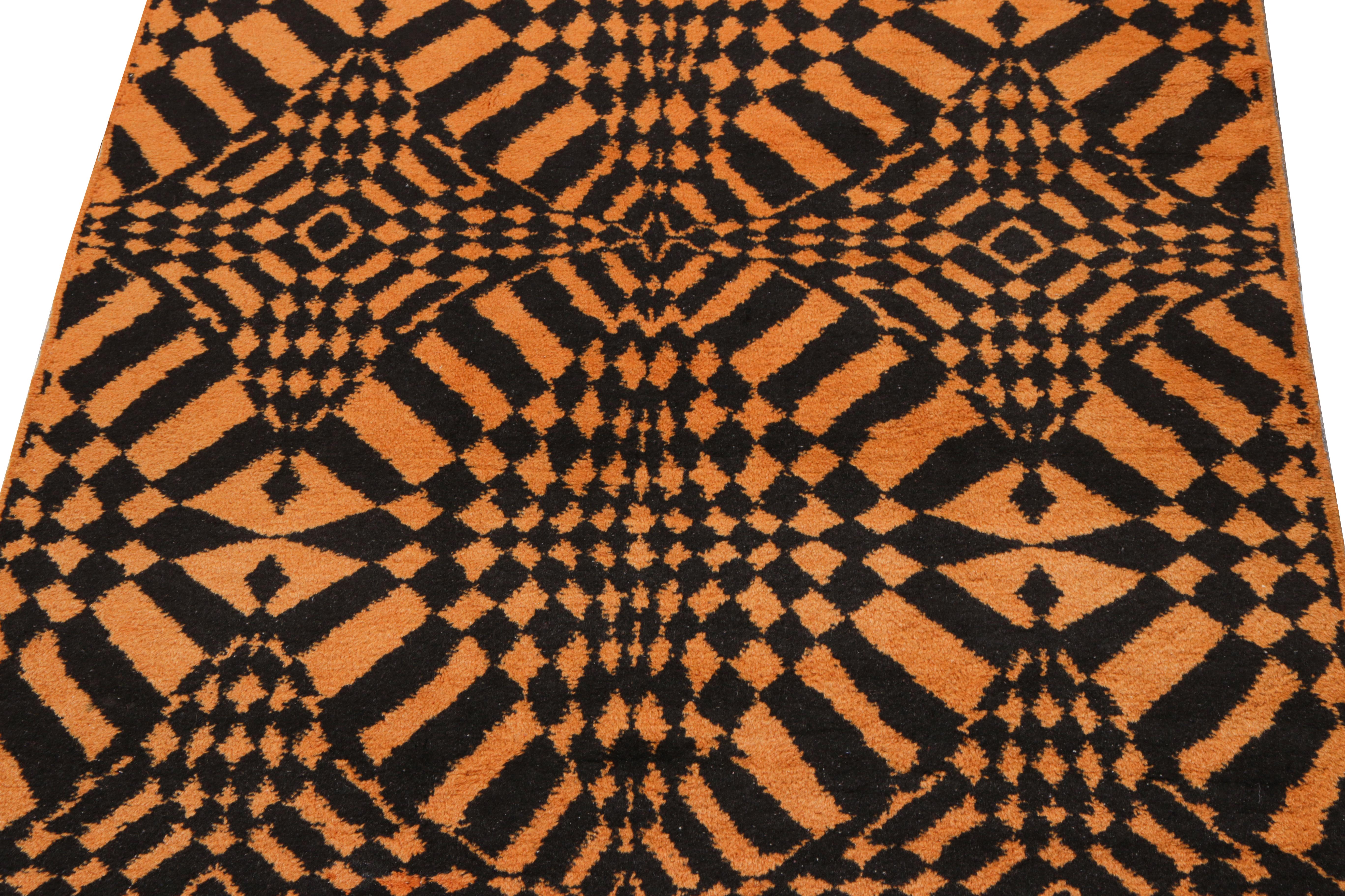 Turc Tapis Art Déco vintage des années 1960 à motif géométrique noir et orange par Rug & Kilim en vente
