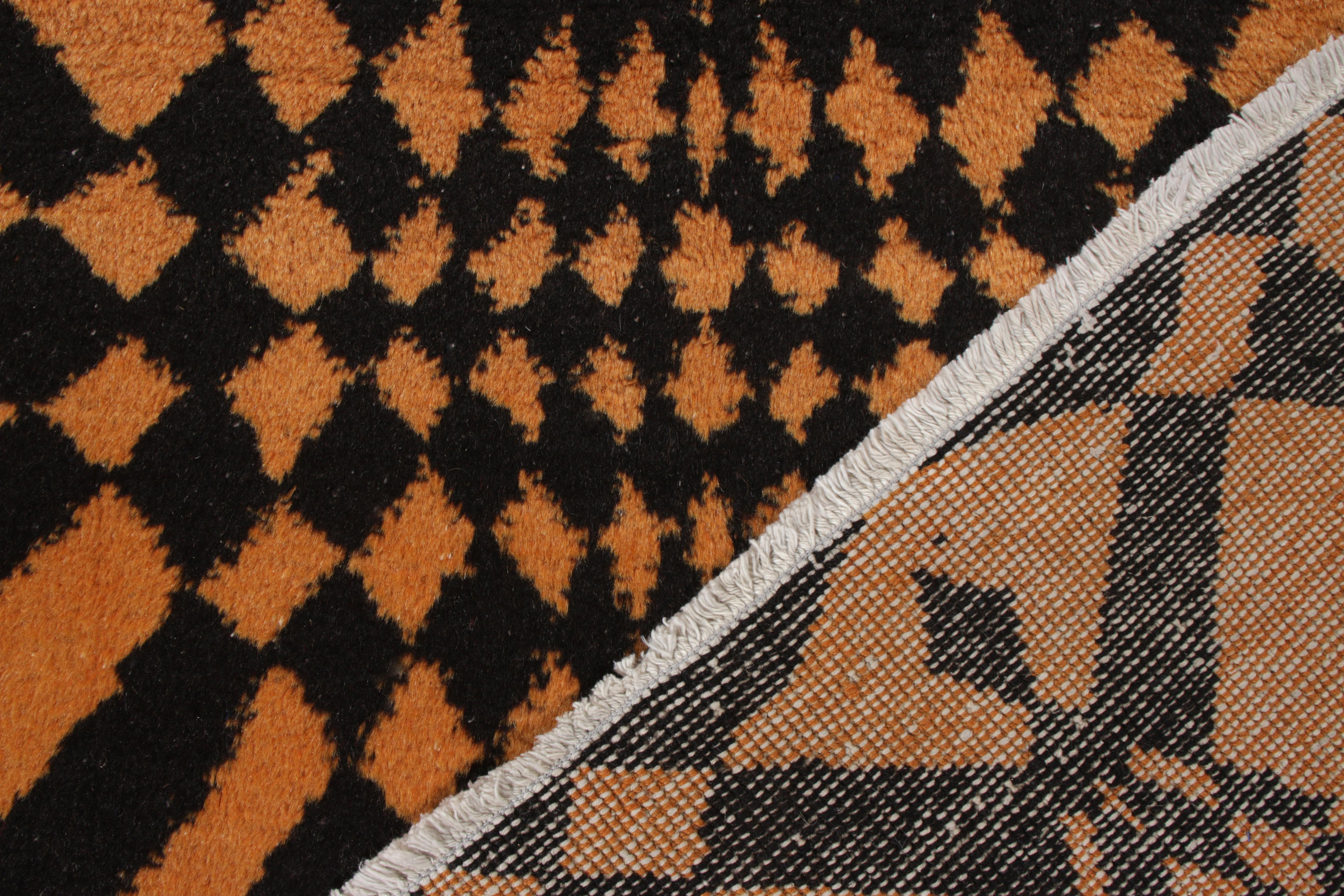 Noué à la main Tapis Art Déco vintage des années 1960 à motif géométrique noir et orange par Rug & Kilim en vente