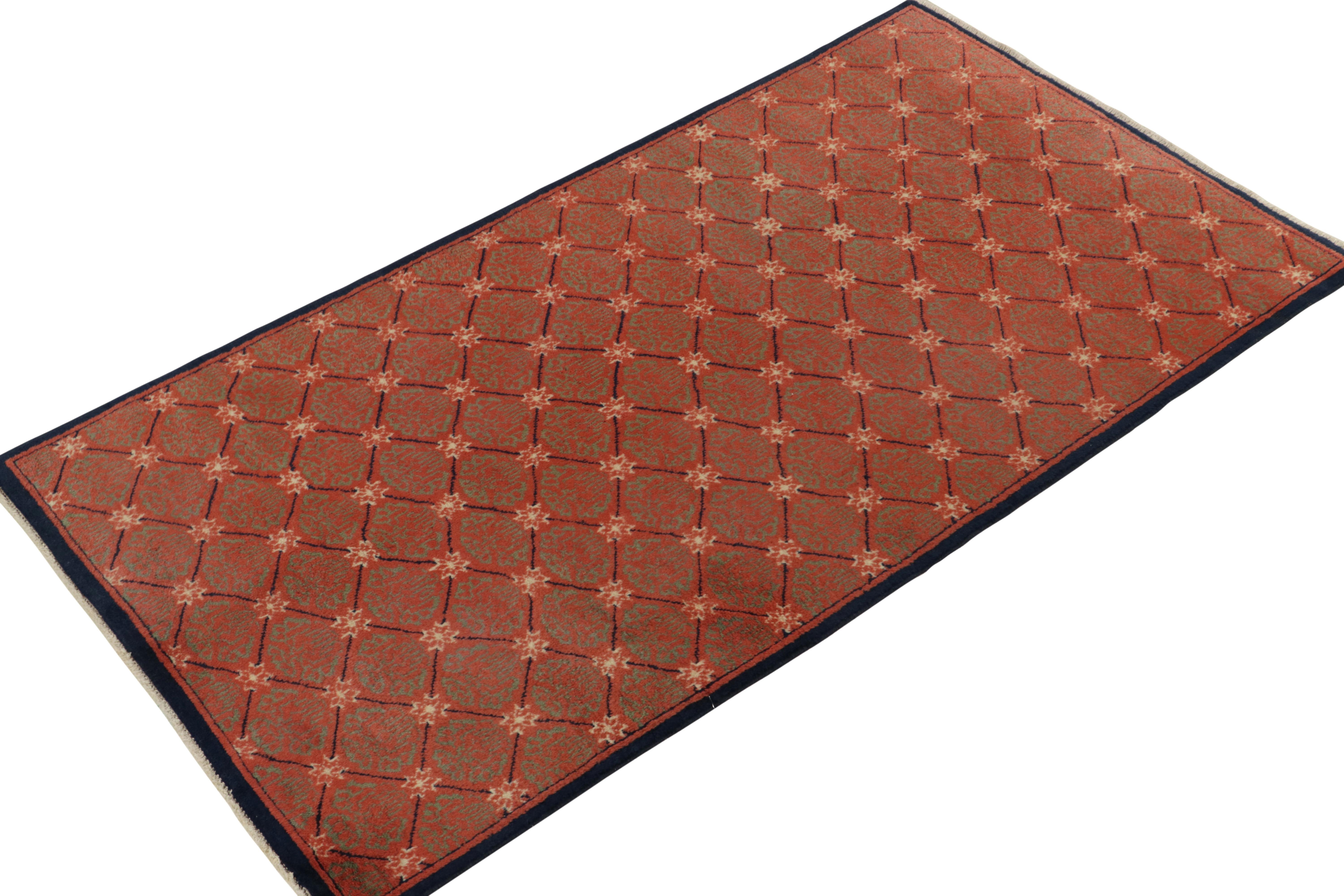 Art-déco-Teppich aus den 1960er Jahren mit roten, grünen Mustern und blauer Bordüre von Teppich & Kelim (Art déco) im Angebot
