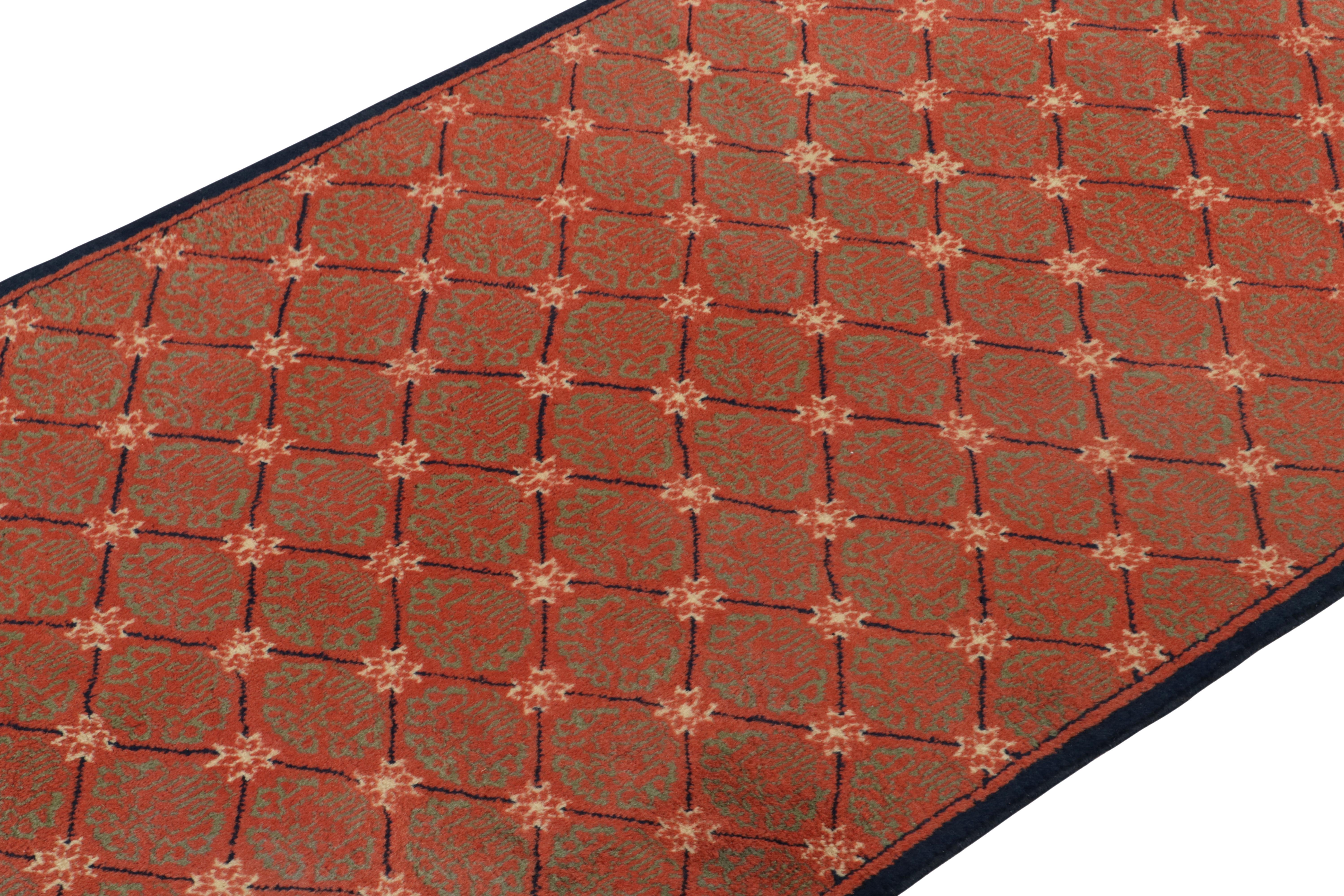 Art-déco-Teppich aus den 1960er Jahren mit roten, grünen Mustern und blauer Bordüre von Teppich & Kelim (Türkisch) im Angebot