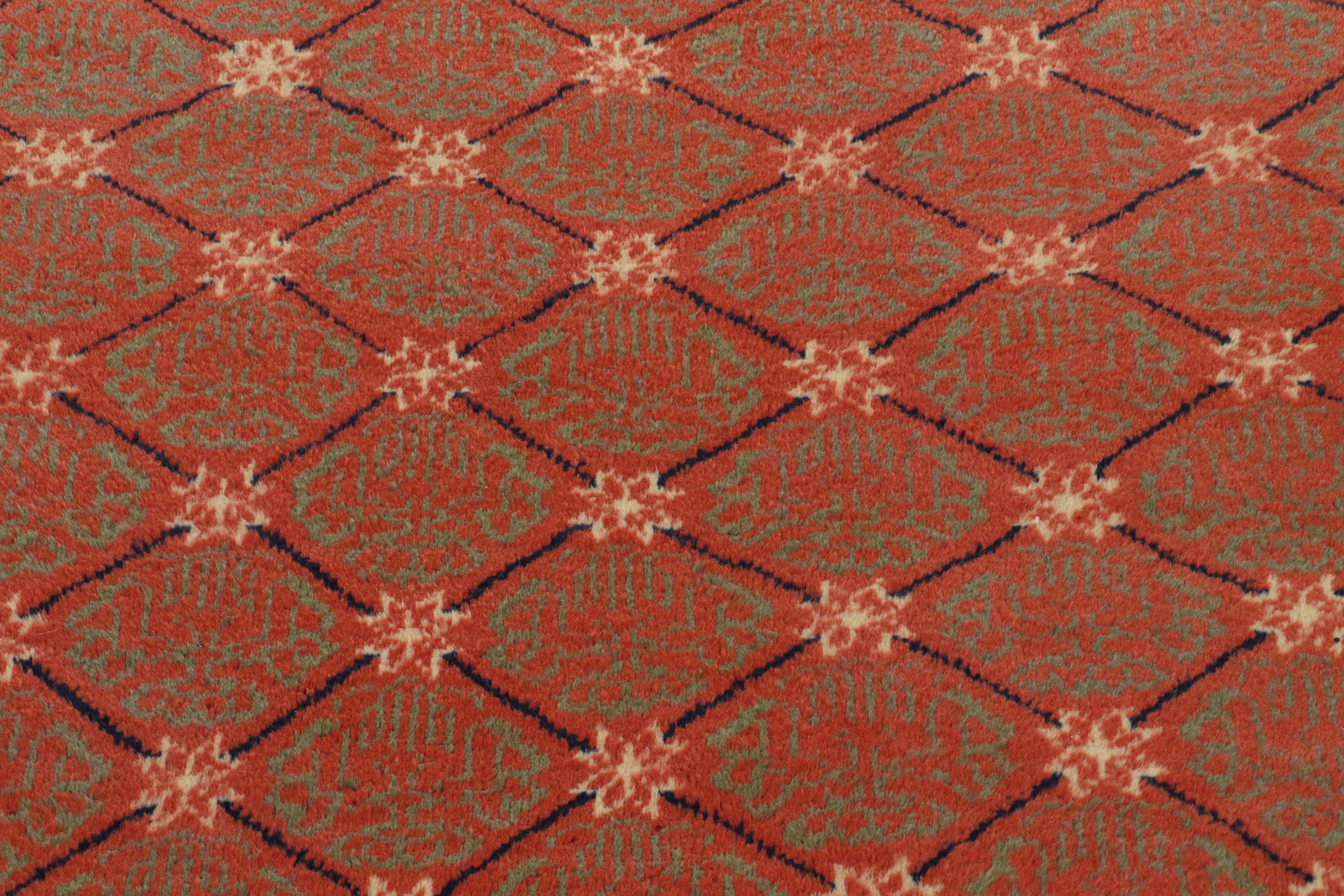 Art-déco-Teppich aus den 1960er Jahren mit roten, grünen Mustern und blauer Bordüre von Teppich & Kelim im Zustand „Gut“ im Angebot in Long Island City, NY