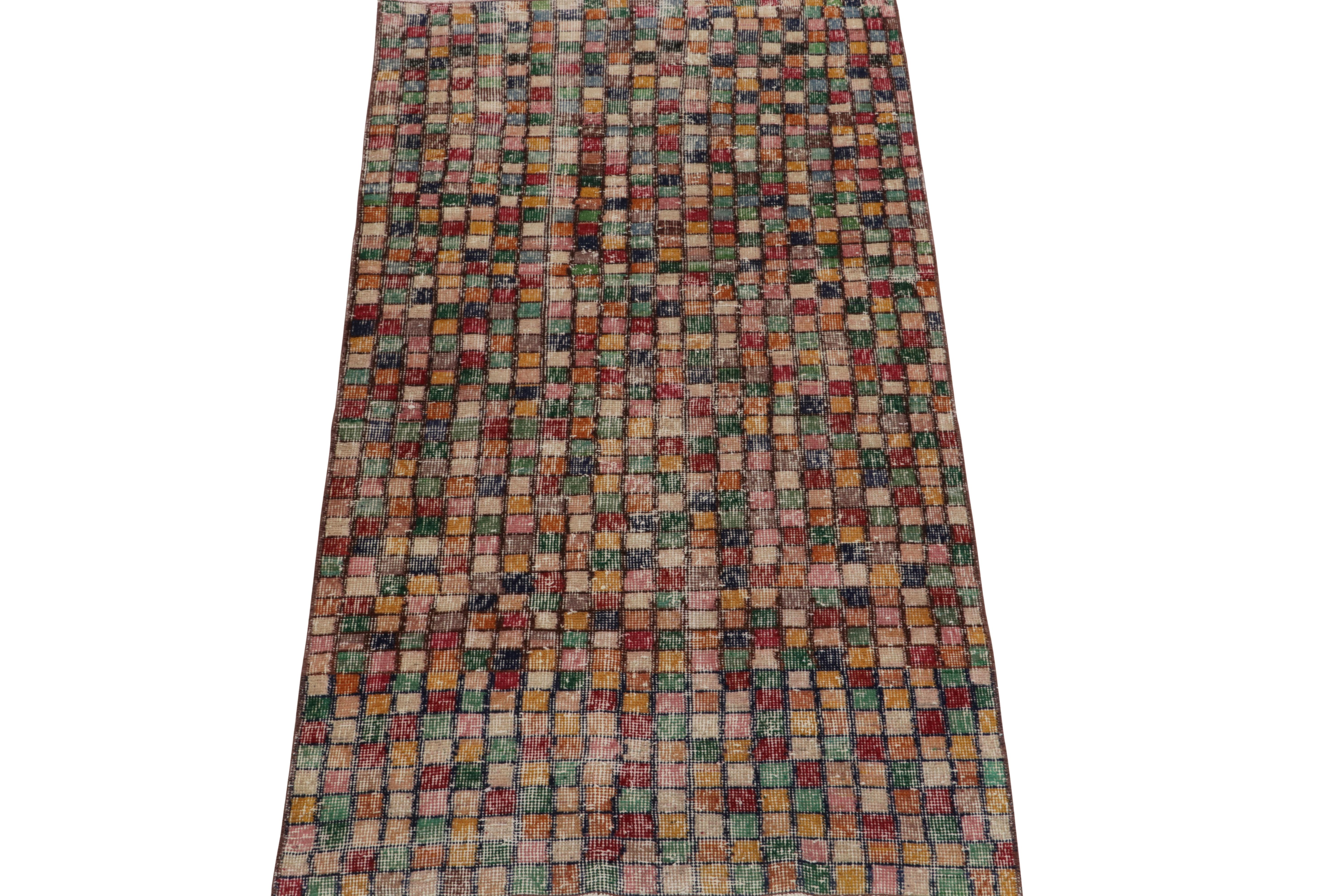 Ein 3x6-Läufer im Vintage-Stil, der türkische Art-Déco-Sensibilitäten verkörpert und zu den neuesten Produkten unserer Mid-Century Pasha Collection gehört. 

Dieses Stück aus den 1960er Jahren stammt aus der Feder eines begehrten türkischen
