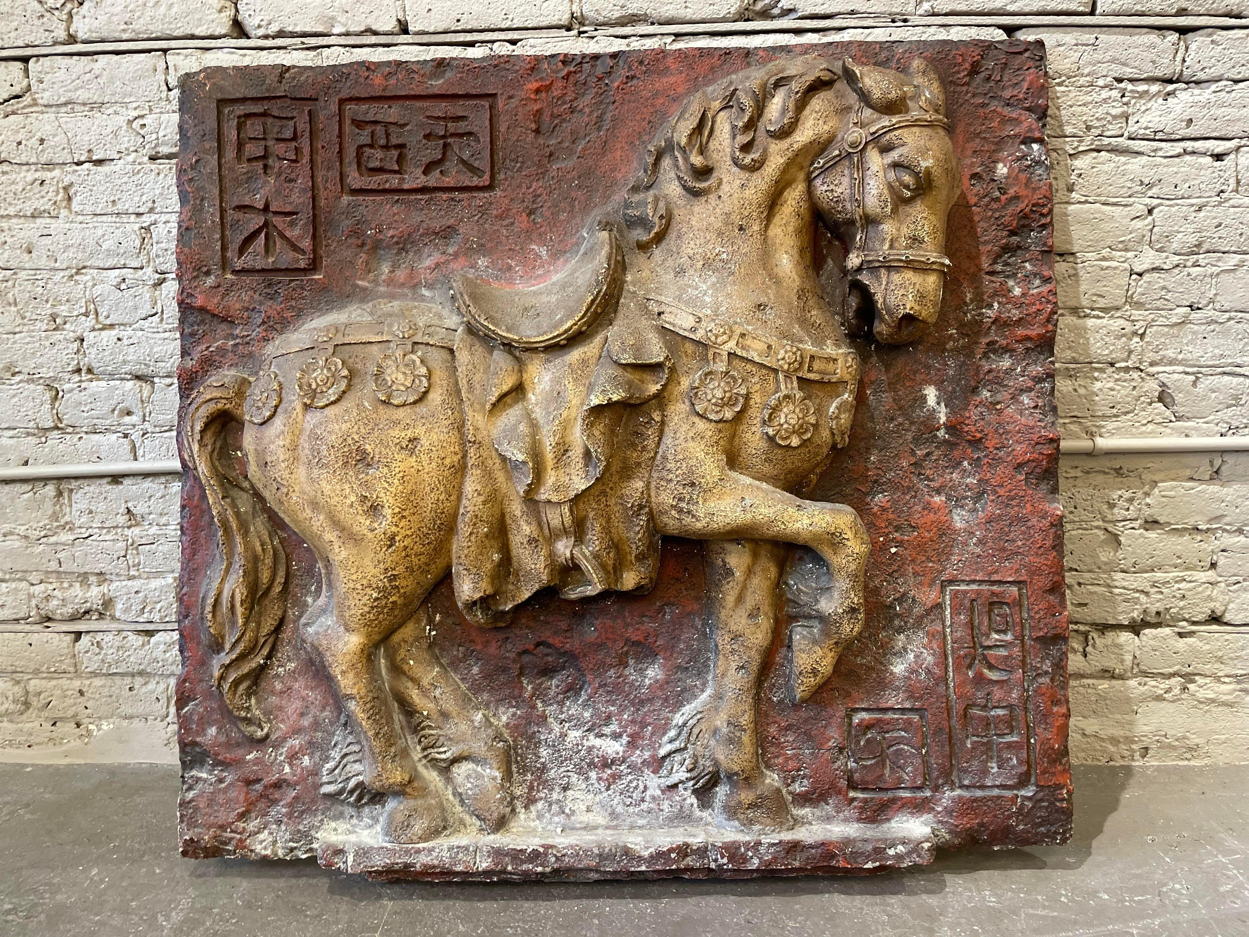 1960er Jahre Vintage Asian Fiberglas Tang Pferd Wandskulptur im Angebot 1
