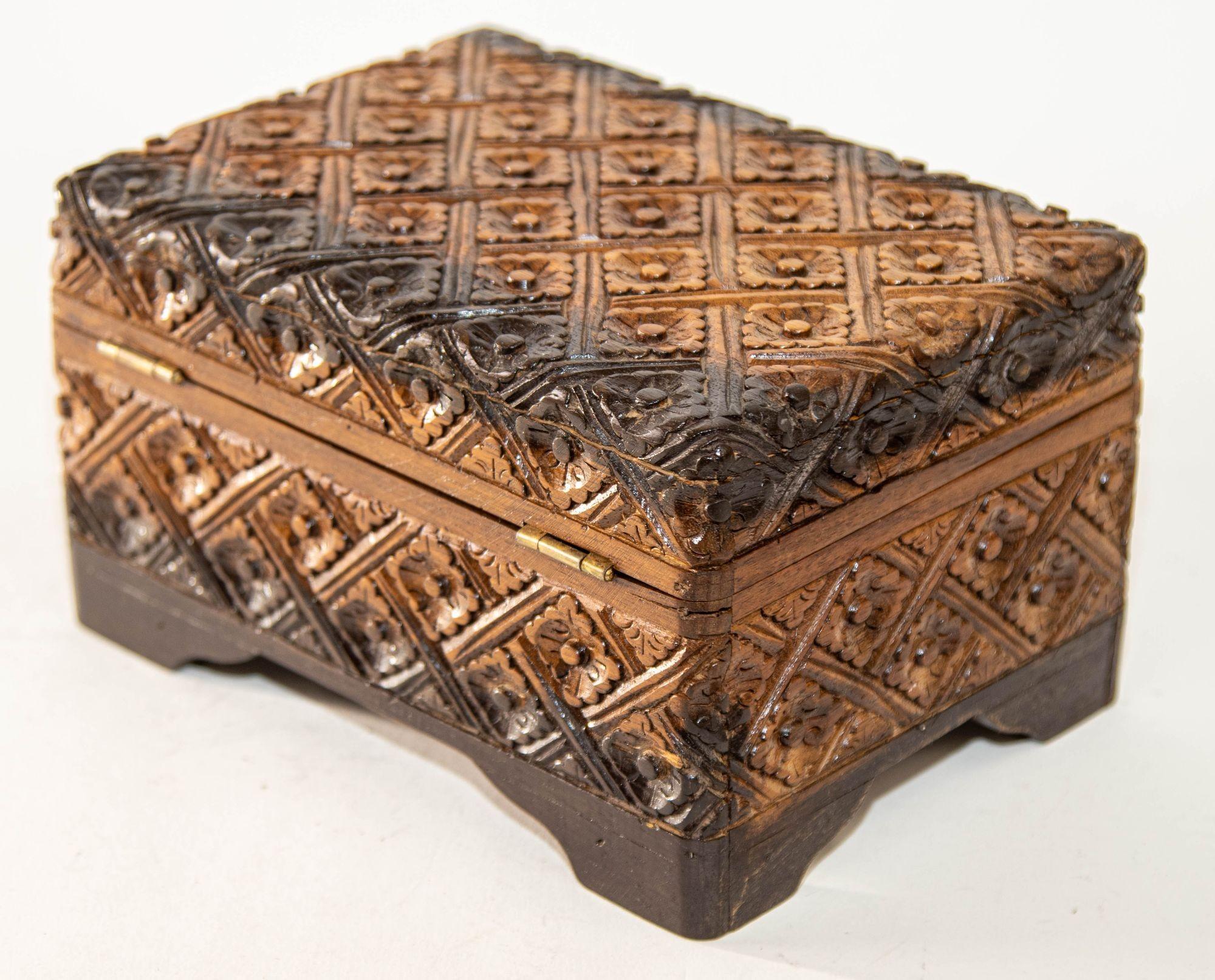 1950s Vintage Asian Large Hand Carved Wooden Humidor Box.
Handgeschnitzte Holzkiste im Kaschmir-Stil aus der Mitte des 20. Jahrhunderts, reich verziert mit stilisierten floralen Schnitzereien, zweifarbig hell- und dunkelbraun, mit Scharnierdeckel
