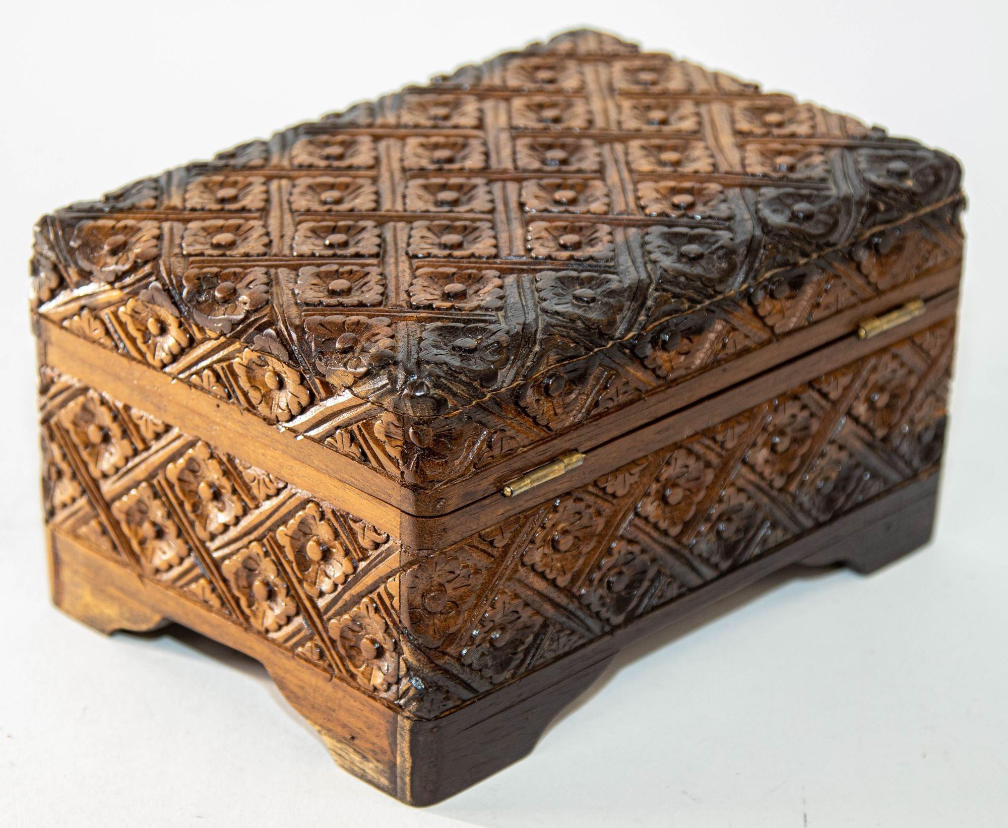 1960s Vintage Asian Large Hand Carved Wooden Humidor Footed Box In Good Condition For Sale In North Hollywood, CA