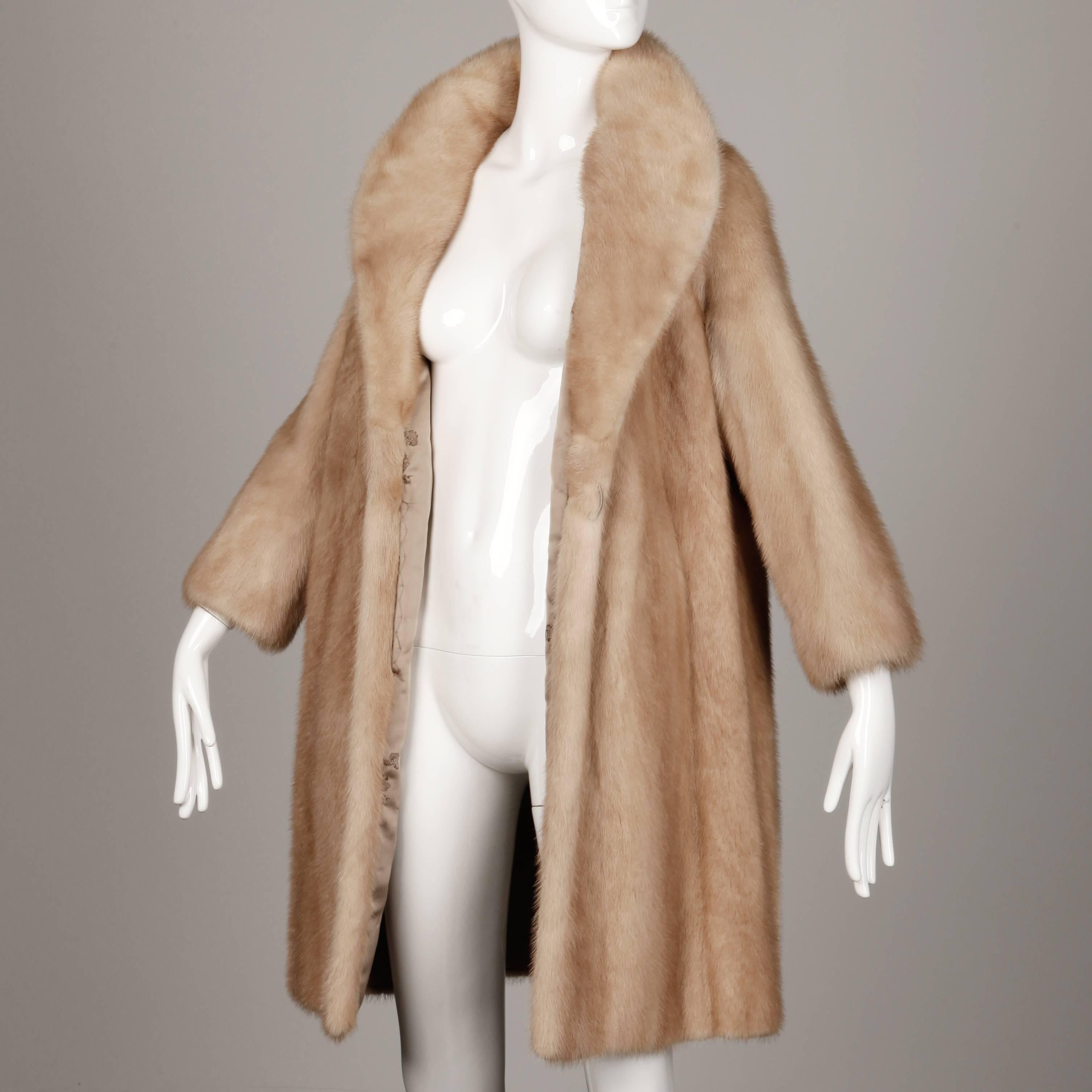 1960s Vintage Autumn Haze or Beige Mink Fur Coat with Pop Up Collar In Excellent Condition In Sparks, NV