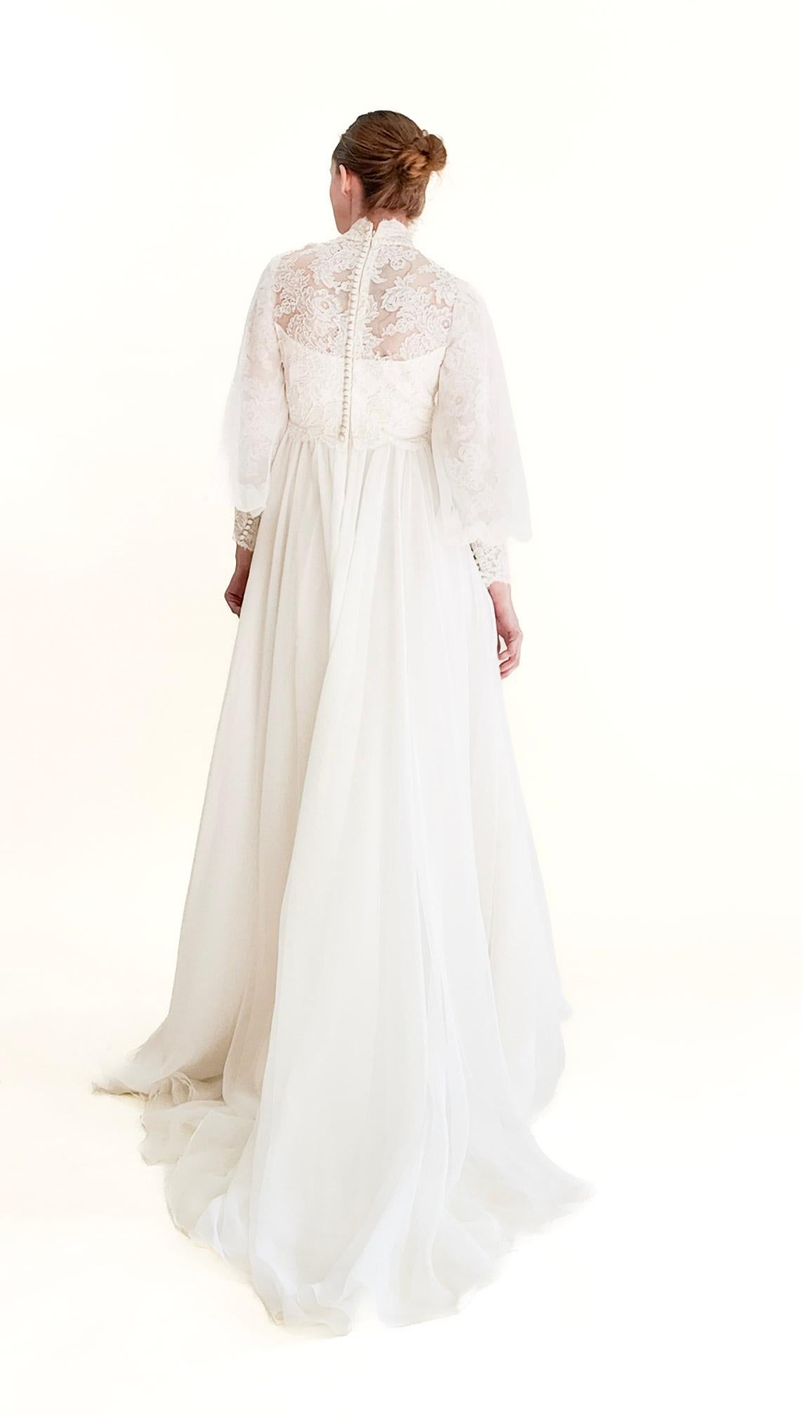 1960's Vintage Balloon Sleeve With Lace Wedding Gown (Grau) im Angebot