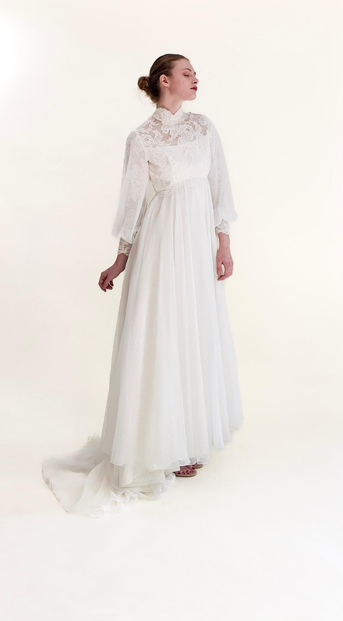1960's Vintage Balloon Sleeve With Lace Wedding Gown im Angebot 1