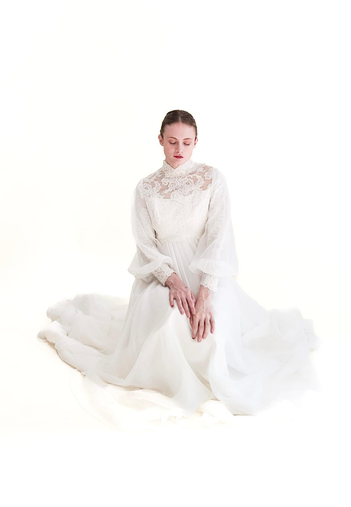 1960's Vintage Balloon Sleeve With Lace Wedding Gown im Angebot 2
