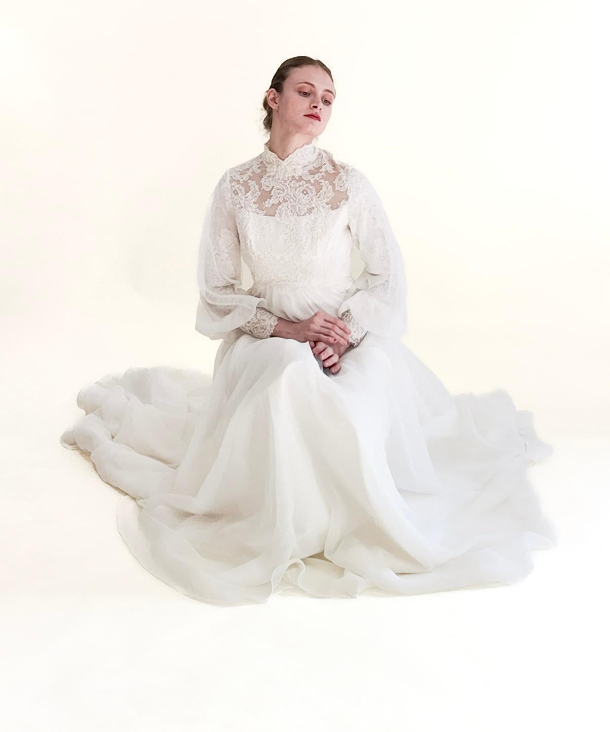 1960's Vintage Balloon Sleeve With Lace Wedding Gown im Angebot 3