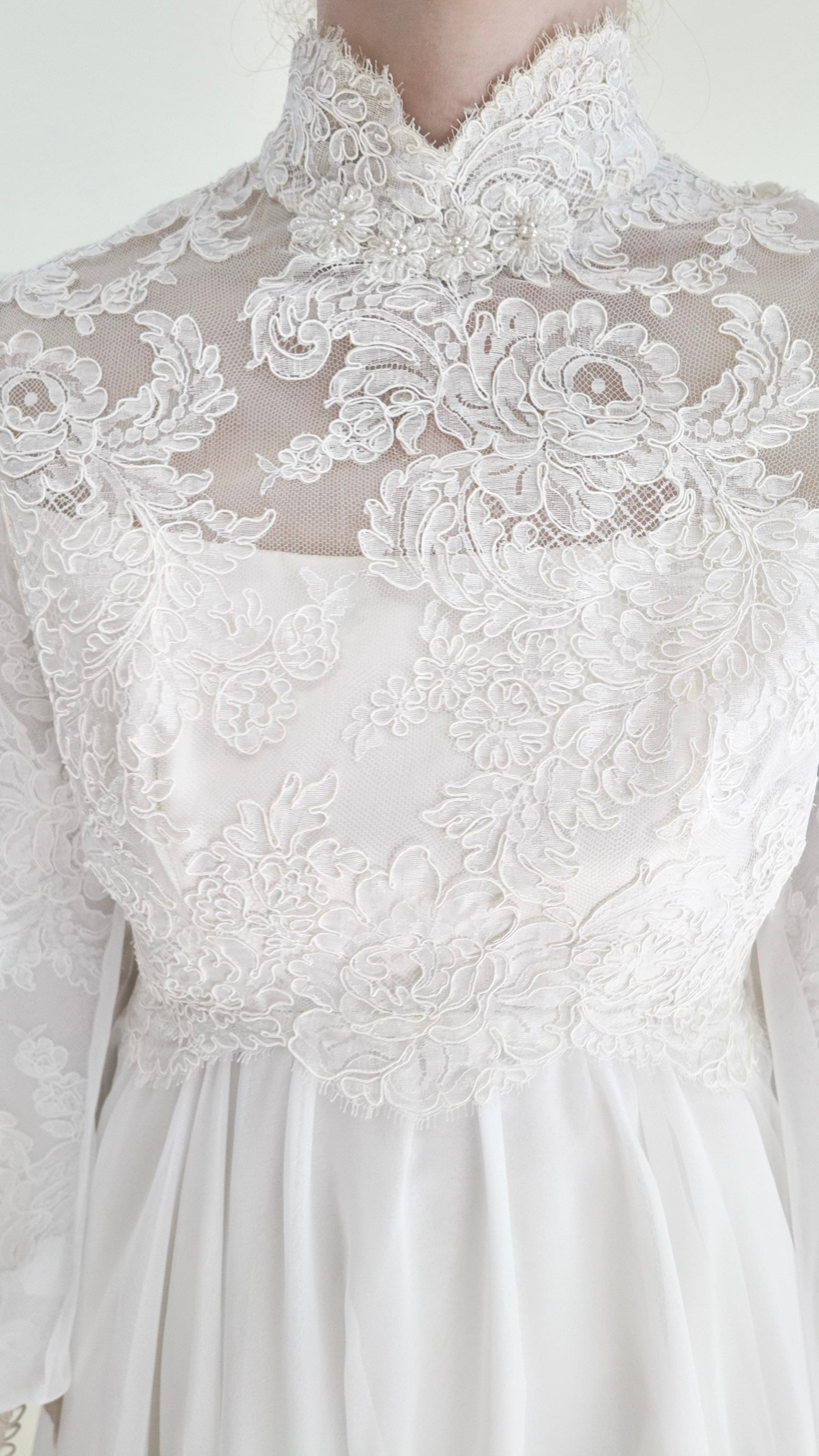 1960's Vintage Balloon Sleeve With Lace Wedding Gown im Angebot 4