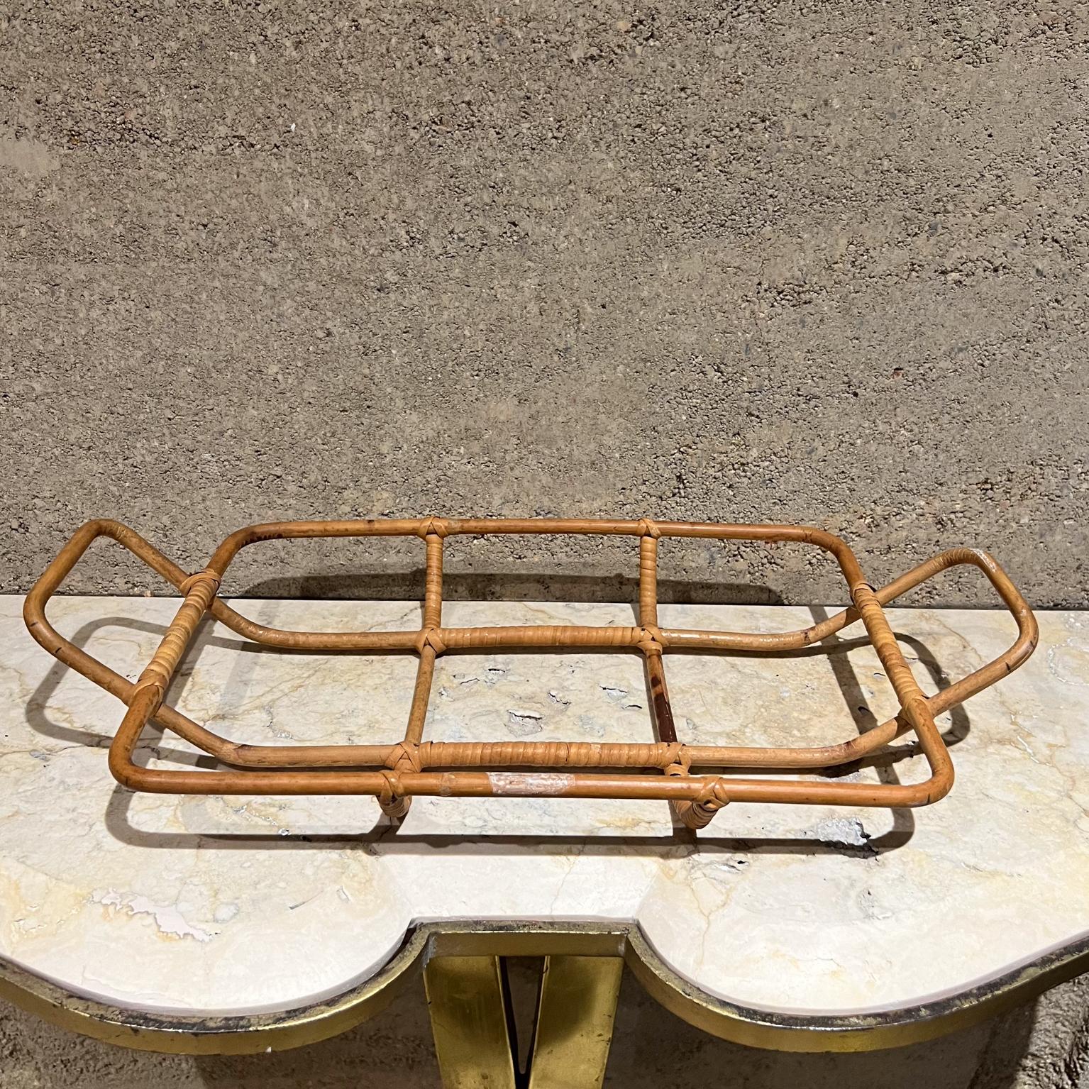 Plateau de service Vintage By en bambou et rotin
Portage de vaisselle
Conçu par ray Kaj Franck. Scandinavian Mod
Non marqué
16,5 L x 9 L x 2 H.
Belle patine d'origine. Etat d'occasion
Examinez les images répertoriées.