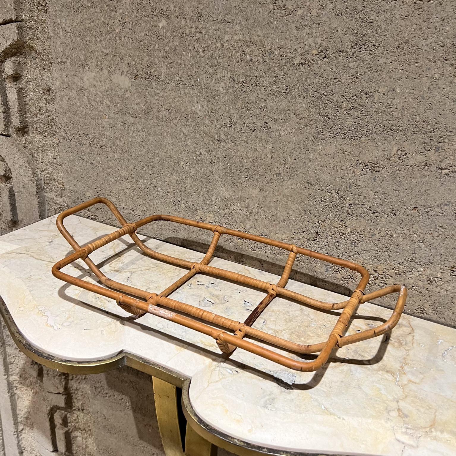 Plateau de service vintage en bambou et rotin Kaj Franck Scandinavian Mod des années 1960 Bon état - En vente à Chula Vista, CA