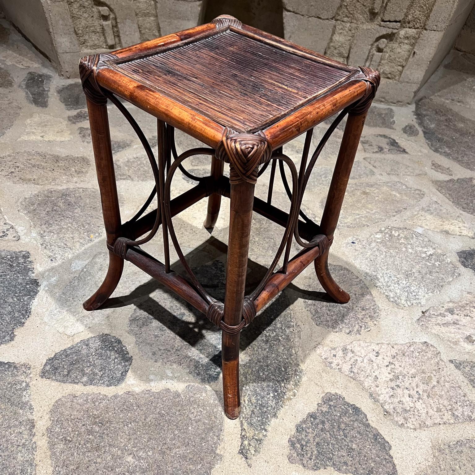 1960er Jahre Vintage Bambus Rattan Beistelltisch Stil McGuire (Moderne der Mitte des Jahrhunderts) im Angebot