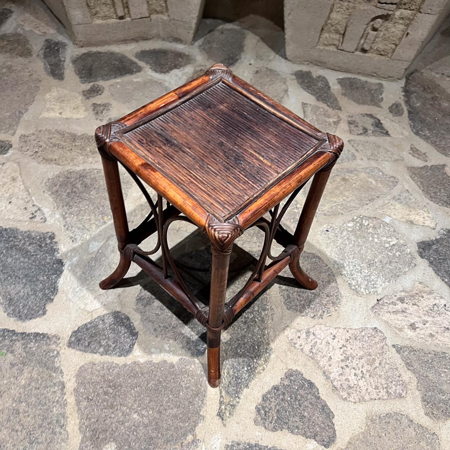 1960er Jahre Vintage Bambus Rattan Beistelltisch Stil McGuire im Zustand „Gut“ im Angebot in Chula Vista, CA