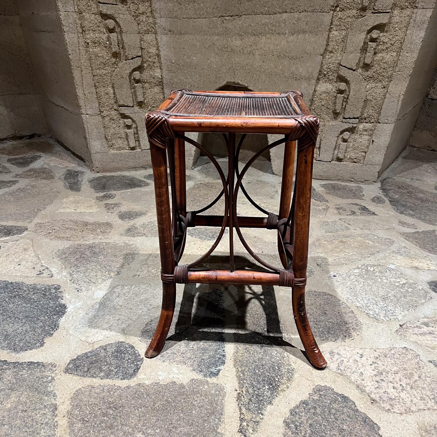 1960er Jahre Vintage Bambus Rattan Beistelltisch Stil McGuire (20. Jahrhundert) im Angebot