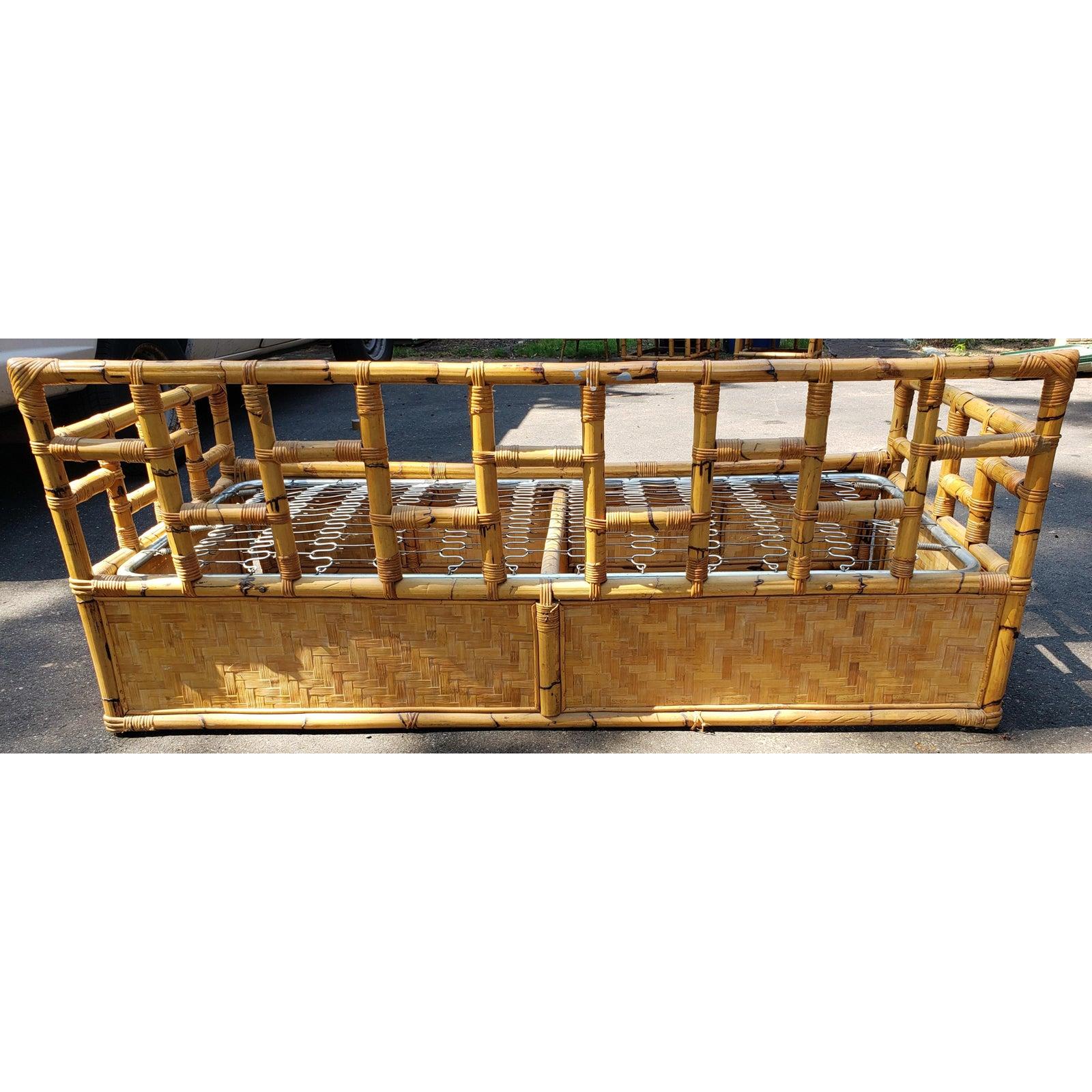 Canapé en bambou vintage des années 1960  Lit de jour avec espace de rangement fermé sous le lit en vente 1