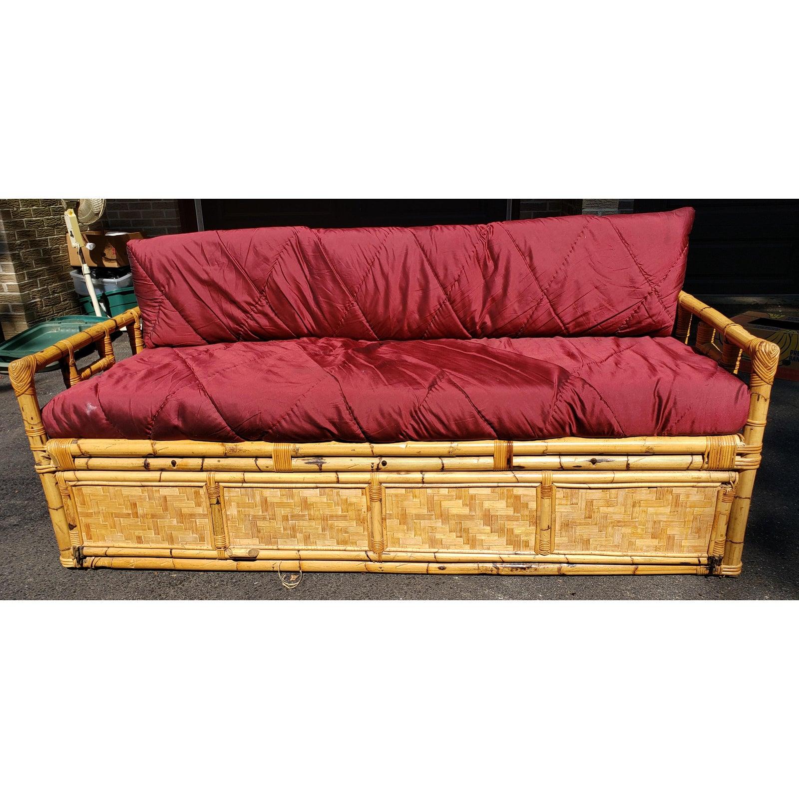 Canapé en bambou vintage des années 1960  Lit de jour avec espace de rangement fermé sous le lit en vente 4