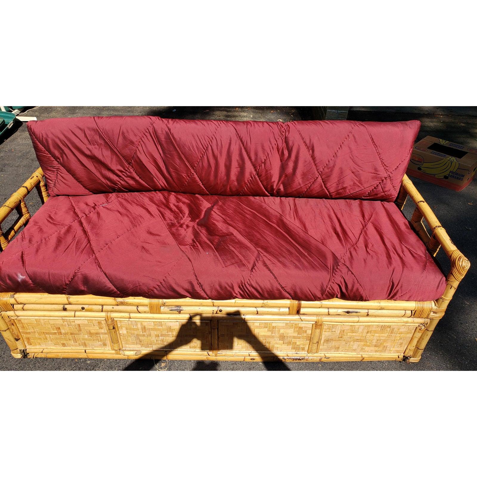 Canapé en bambou vintage des années 1960  Lit de jour avec espace de rangement fermé sous le lit Bon état - En vente à Germantown, MD