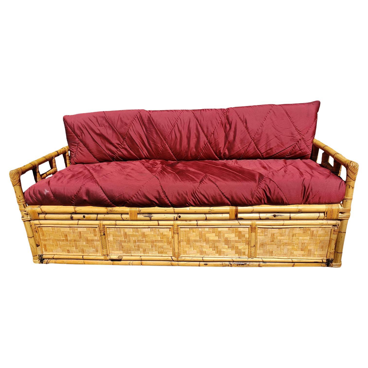 Canapé en bambou vintage des années 1960  Lit de jour avec espace de rangement fermé sous le lit en vente