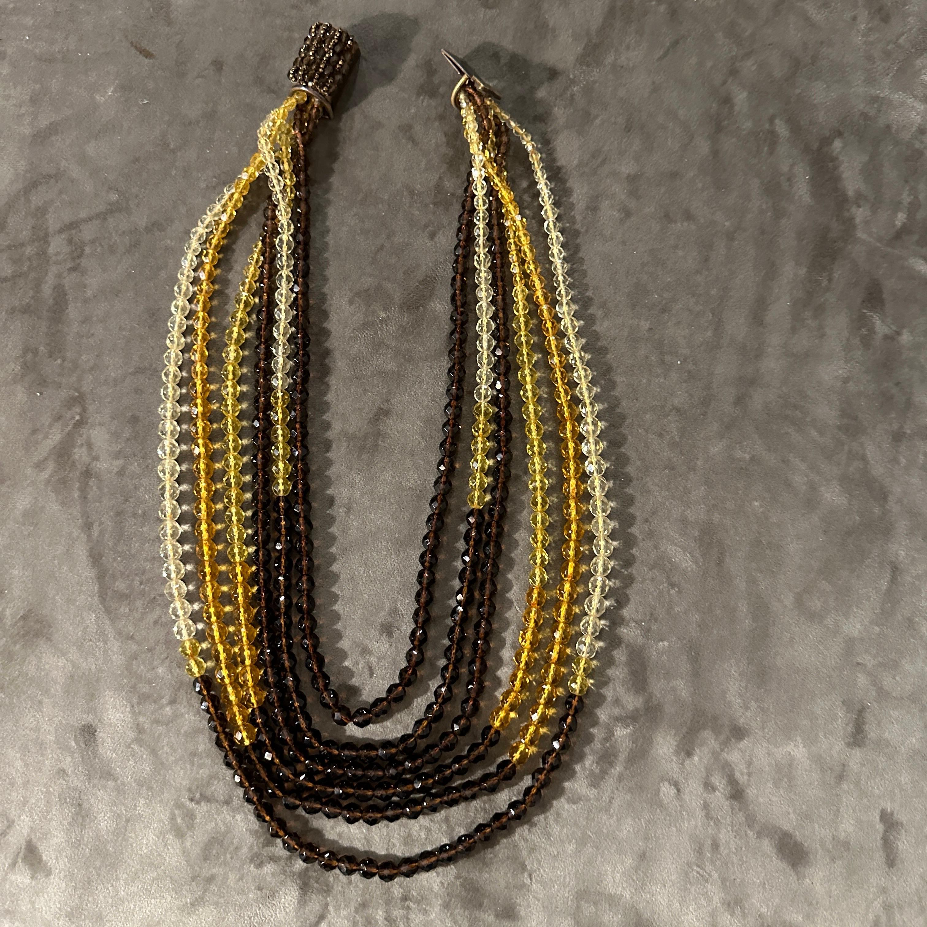 Questa è una collana vintage a più fili degli anni '60 disegnata da Coppola e Toppo, un celebre duo italiano di designer di gioielli noto per la sua intricata lavorazione delle perline. La collana è realizzata con fili multipli di perline, tra cui