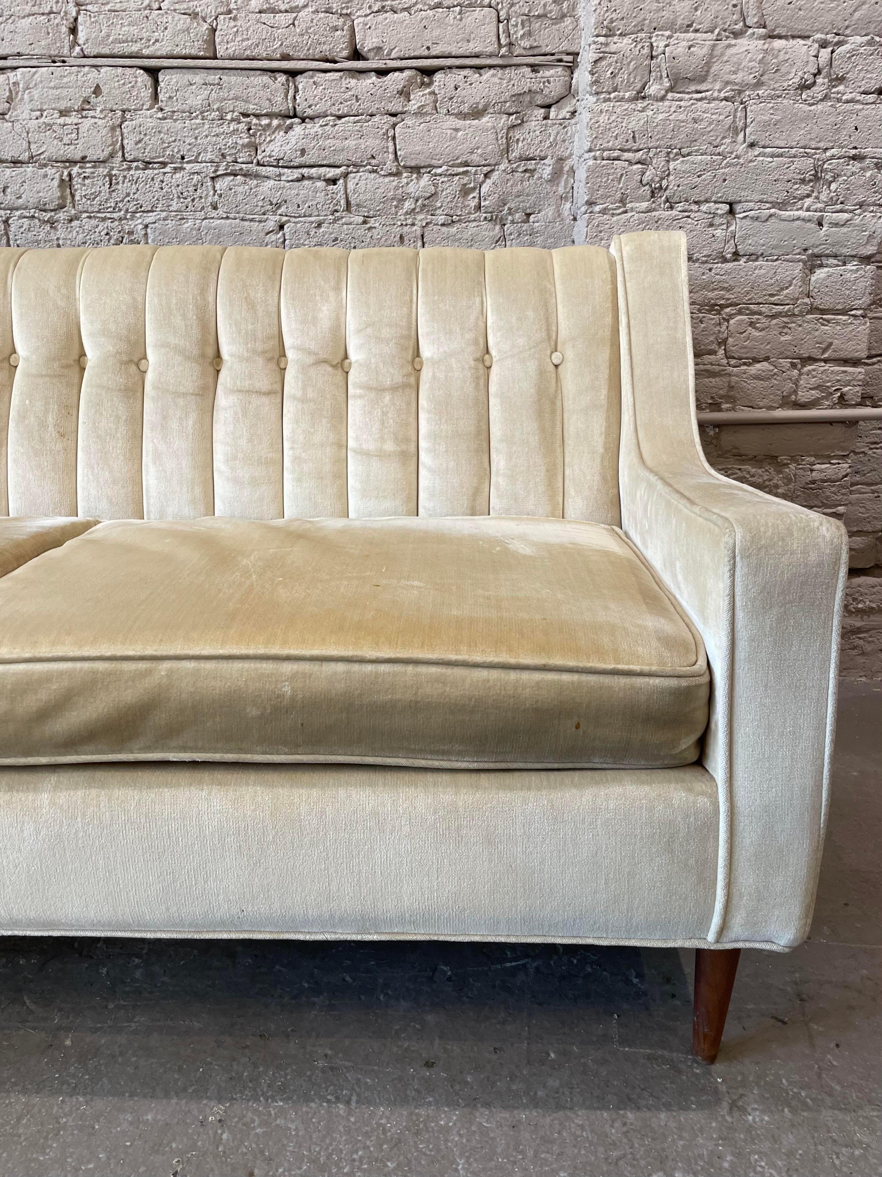 1960er Jahre Vintage Beige gepolstertes Sofa im Zustand „Gut“ in Chicago, IL