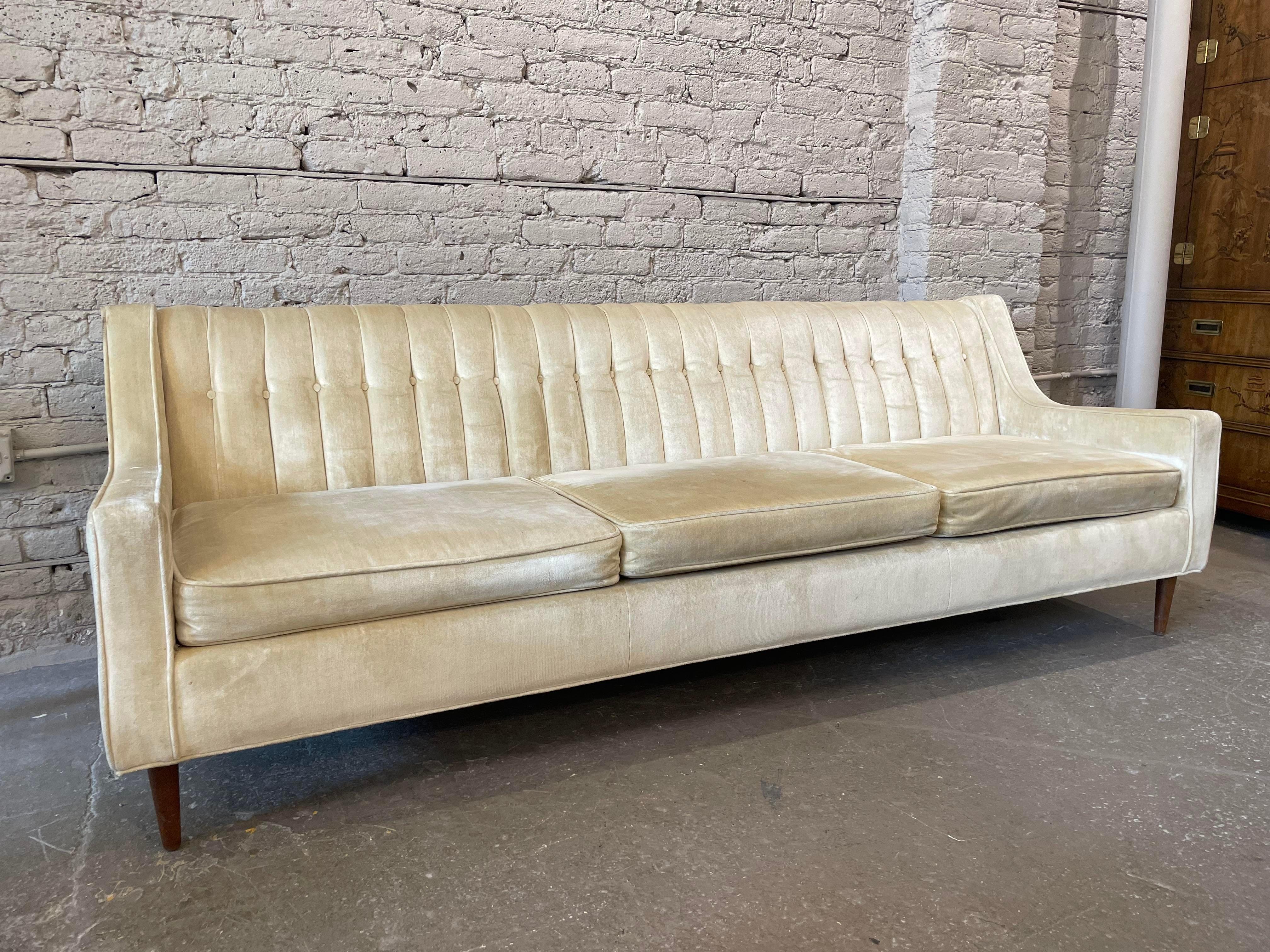 1960er Jahre Vintage Beige gepolstertes Sofa (Polster)