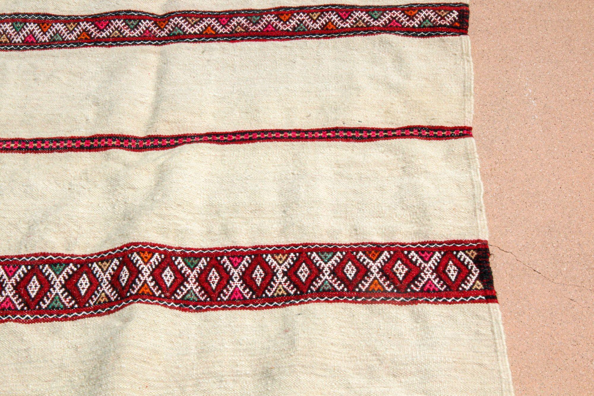 1960s Vintage Berber Moroccan Handira Bohemian Tribal Style Flat-Weave Textile For Sale 3