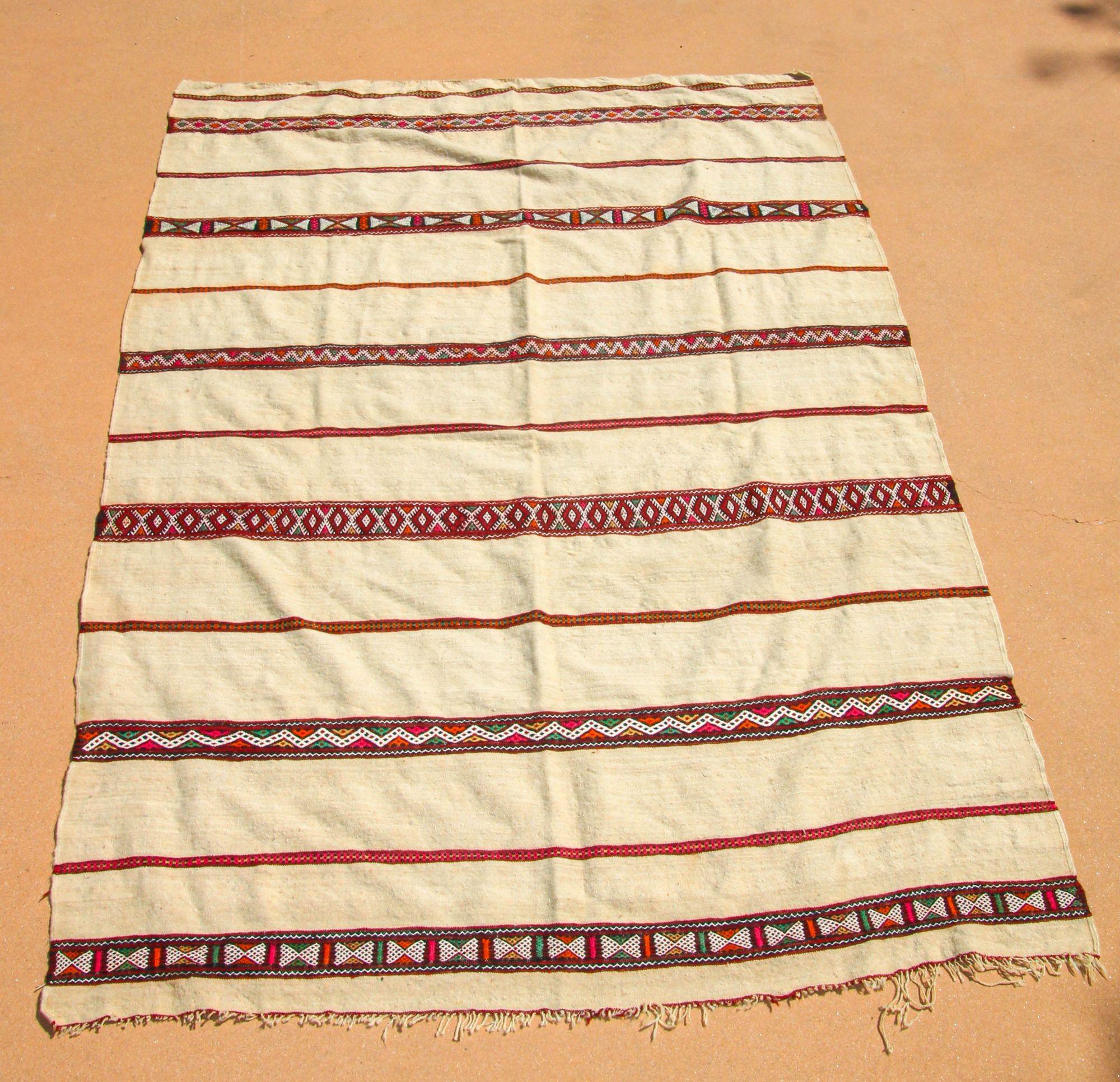 1960s Vintage Berber Moroccan Handira Bohemian Tribal Style Flat-Weave Textile For Sale 4