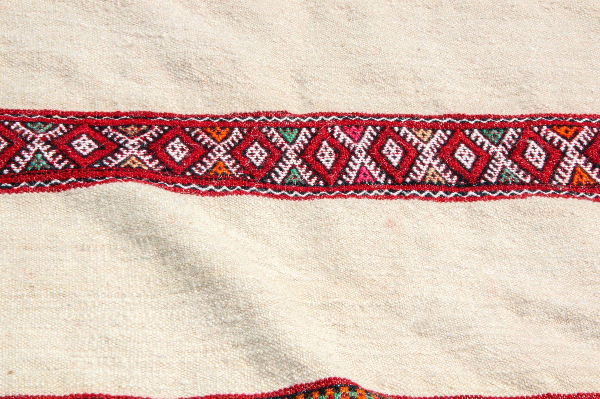 1960s Vintage Berber Moroccan Handira Bohemian Tribal Style Flat-Weave Textile For Sale 1