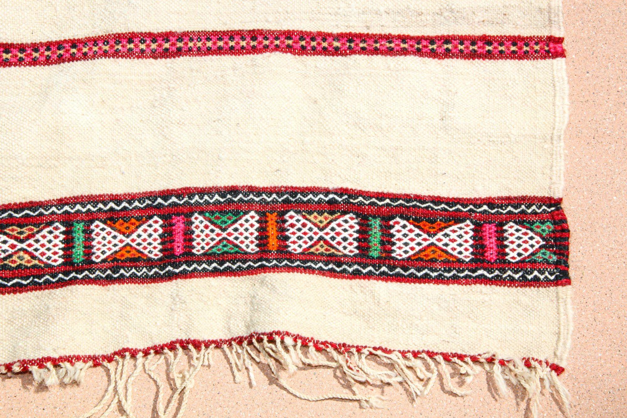 1960s Vintage Berber Moroccan Handira Bohemian Tribal Style Flat-Weave Textile For Sale 2